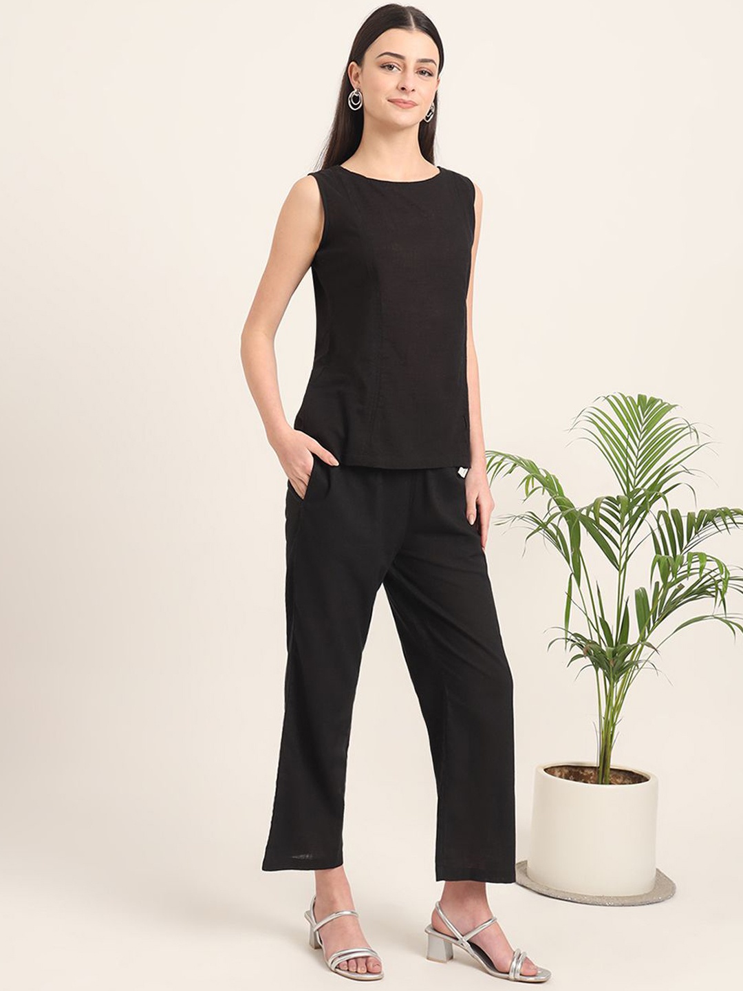 

Thevasa Black Sleeveless Short Kurta