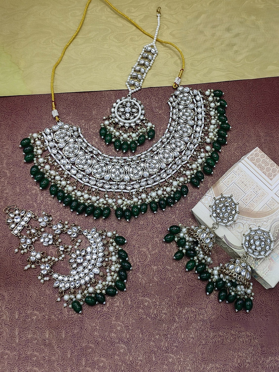 

YUZI JEWELLS Gold-Plated Kundan-Studded & Beaded Jewellery Set