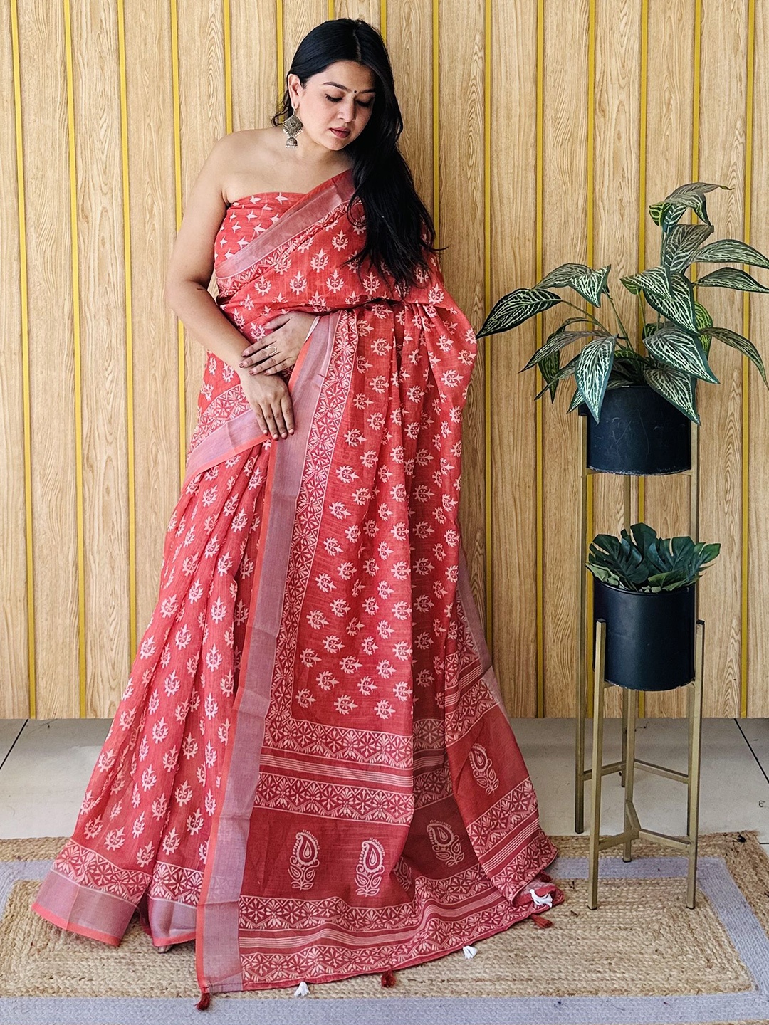 

Moda Rapido Floral Zari Saree, Red