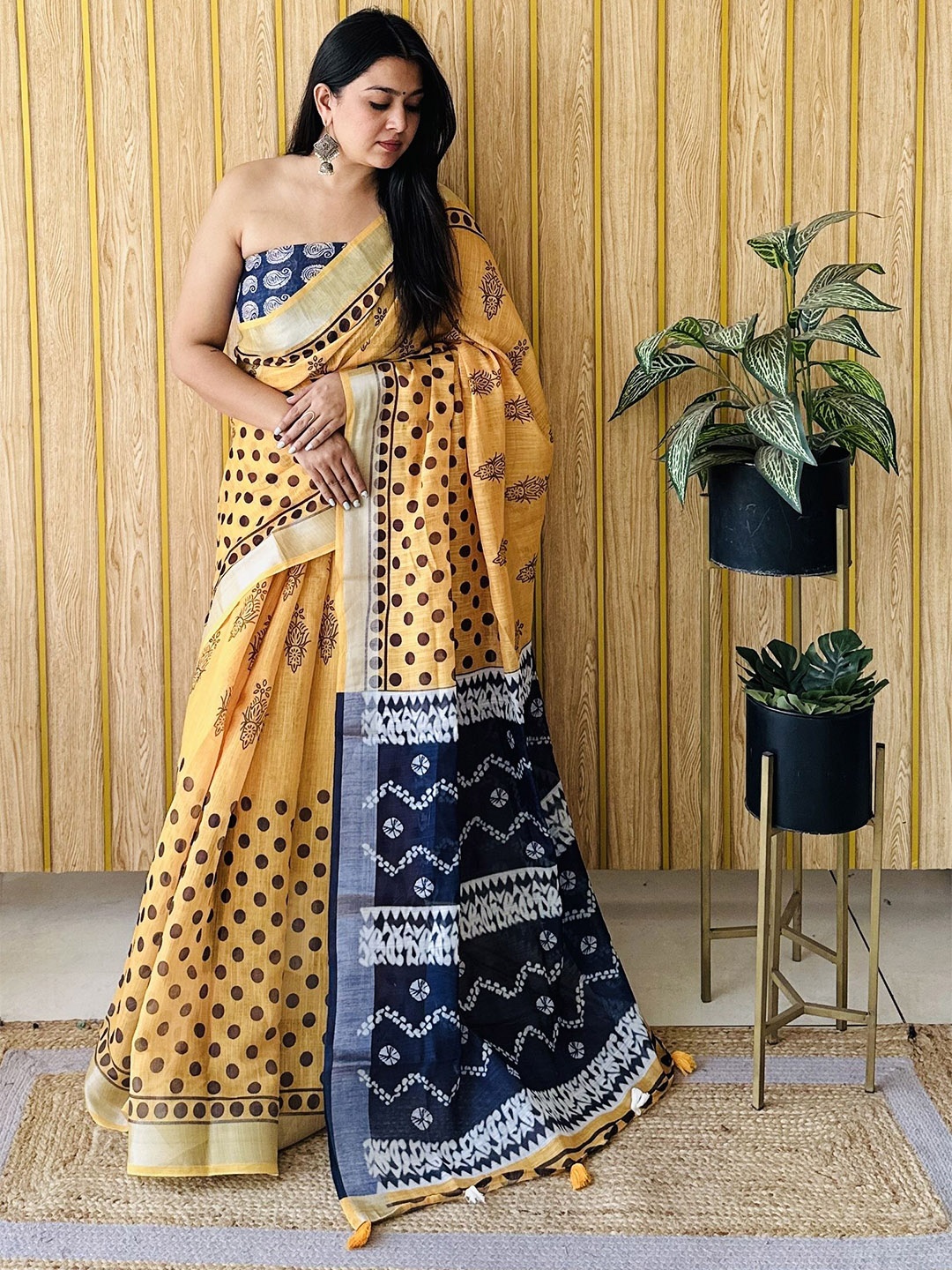 

Moda Rapido Floral Zari Saree, Yellow