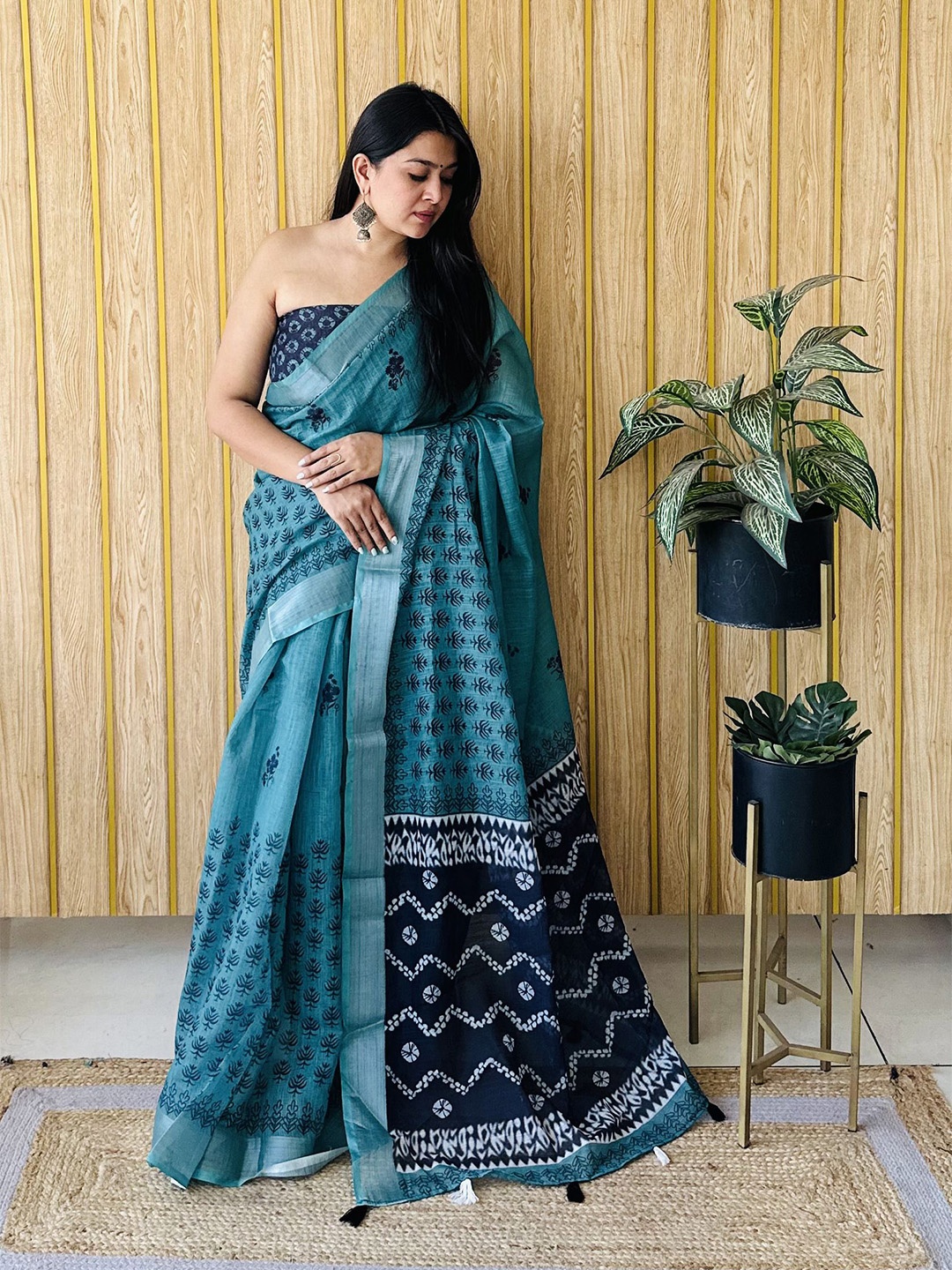 

Moda Rapido Floral Zari Saree, Blue