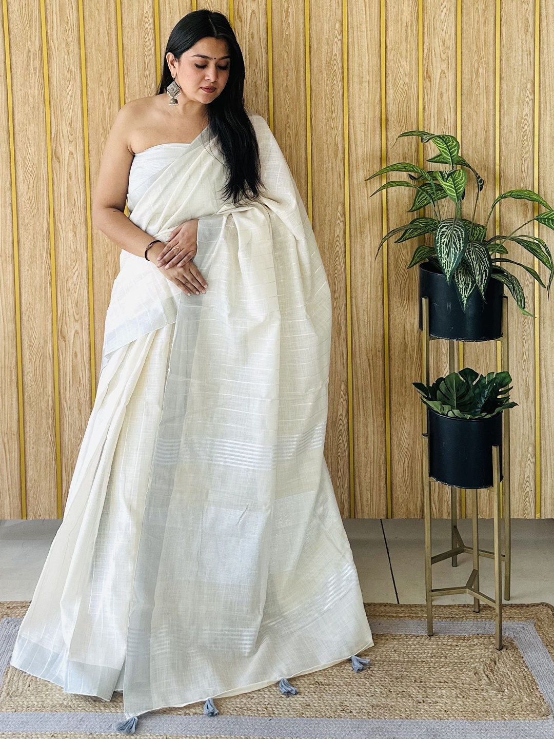 

Moda Rapido Woven Design Zari Silk Blend Saree, White