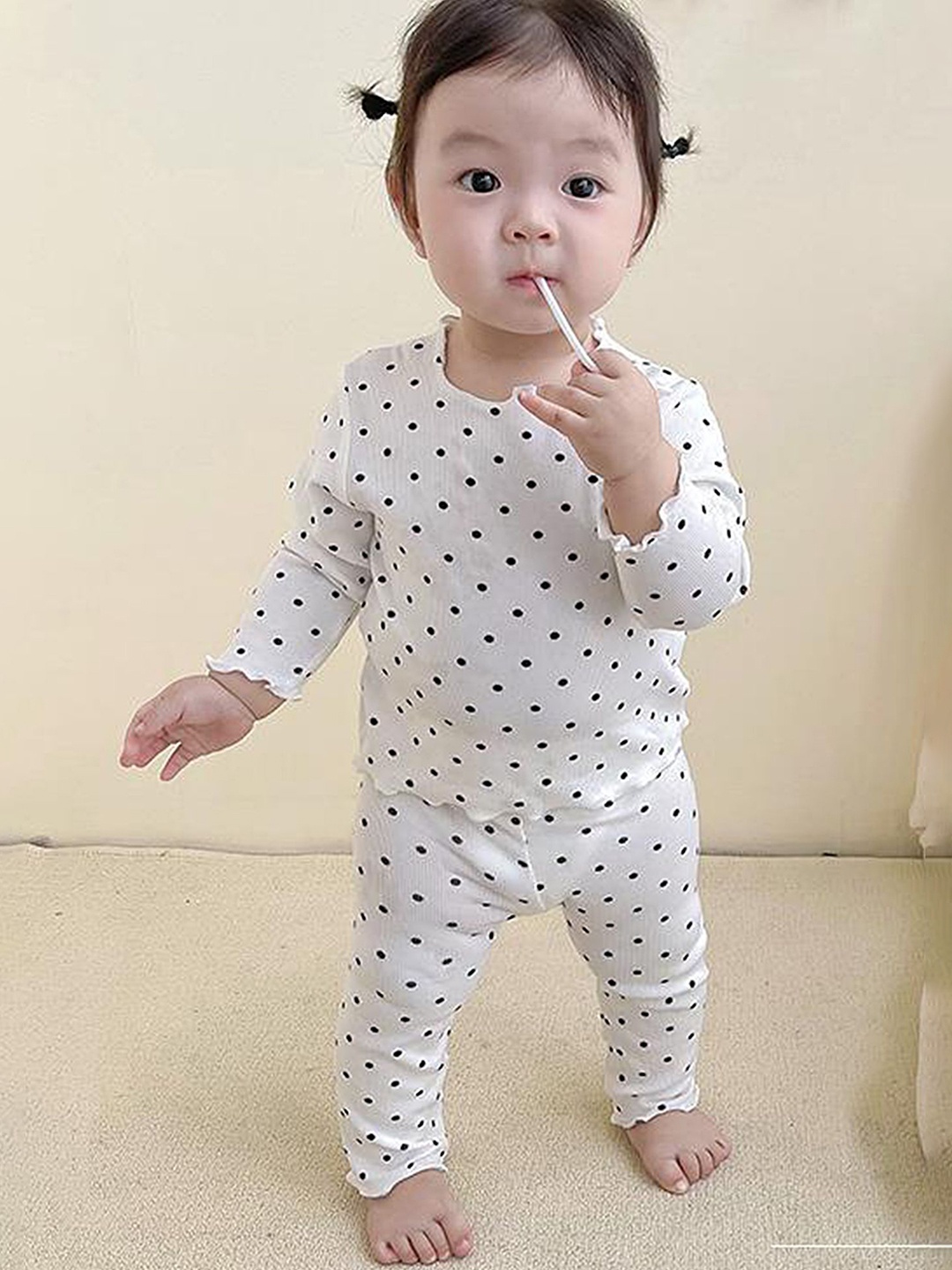 

LULU & SKY Girls Printed Night suit, White
