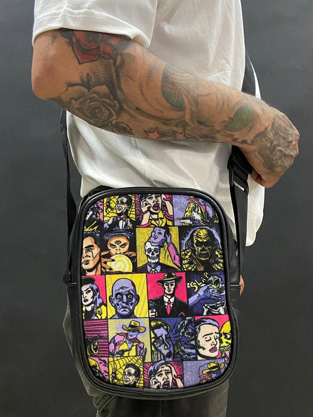 

URBAN PITARA Unisex Printed Messenger Bag, Black