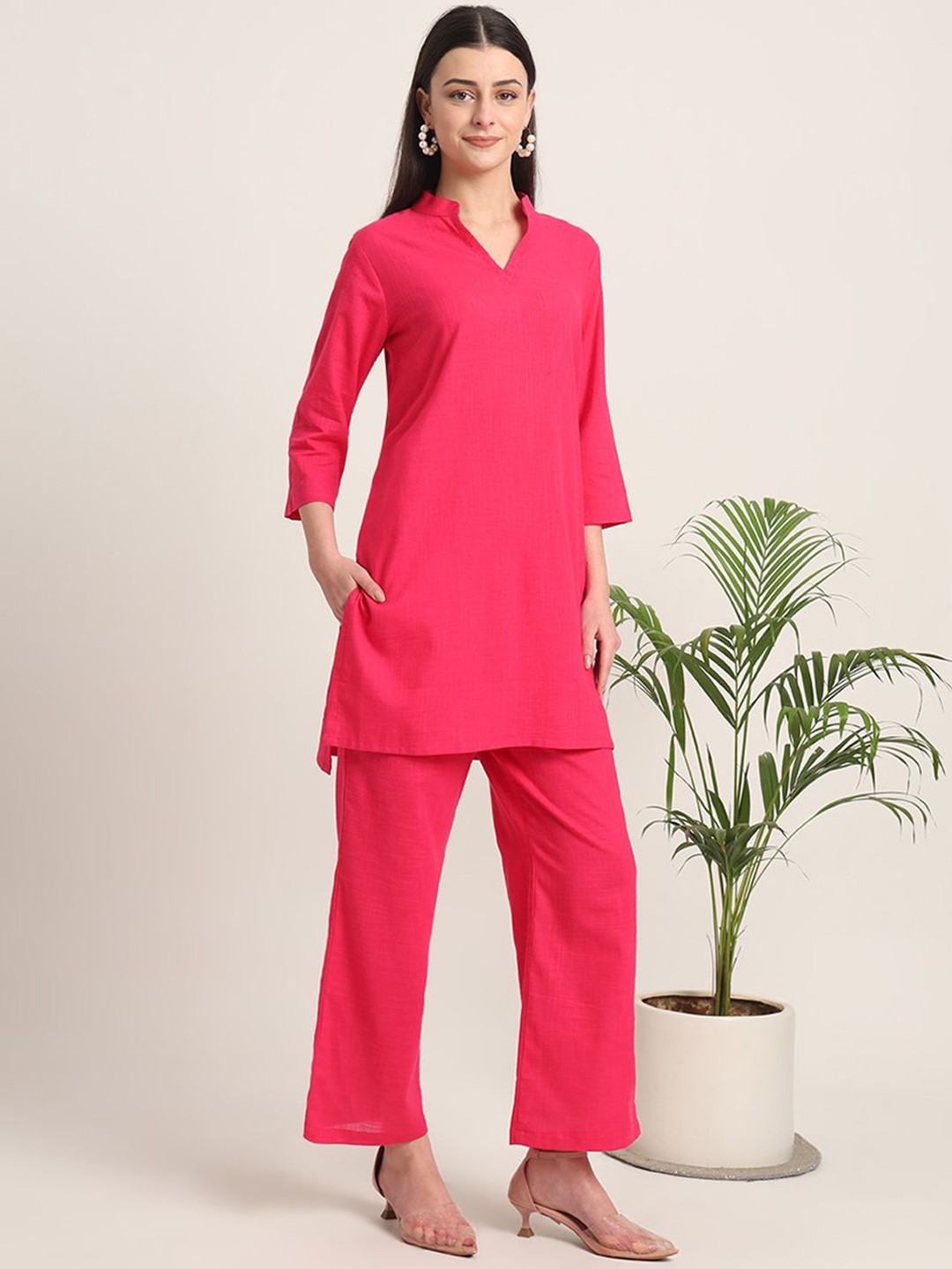 

Thevasa Women Mandarin Collar Cotton Straight Kurta, Pink