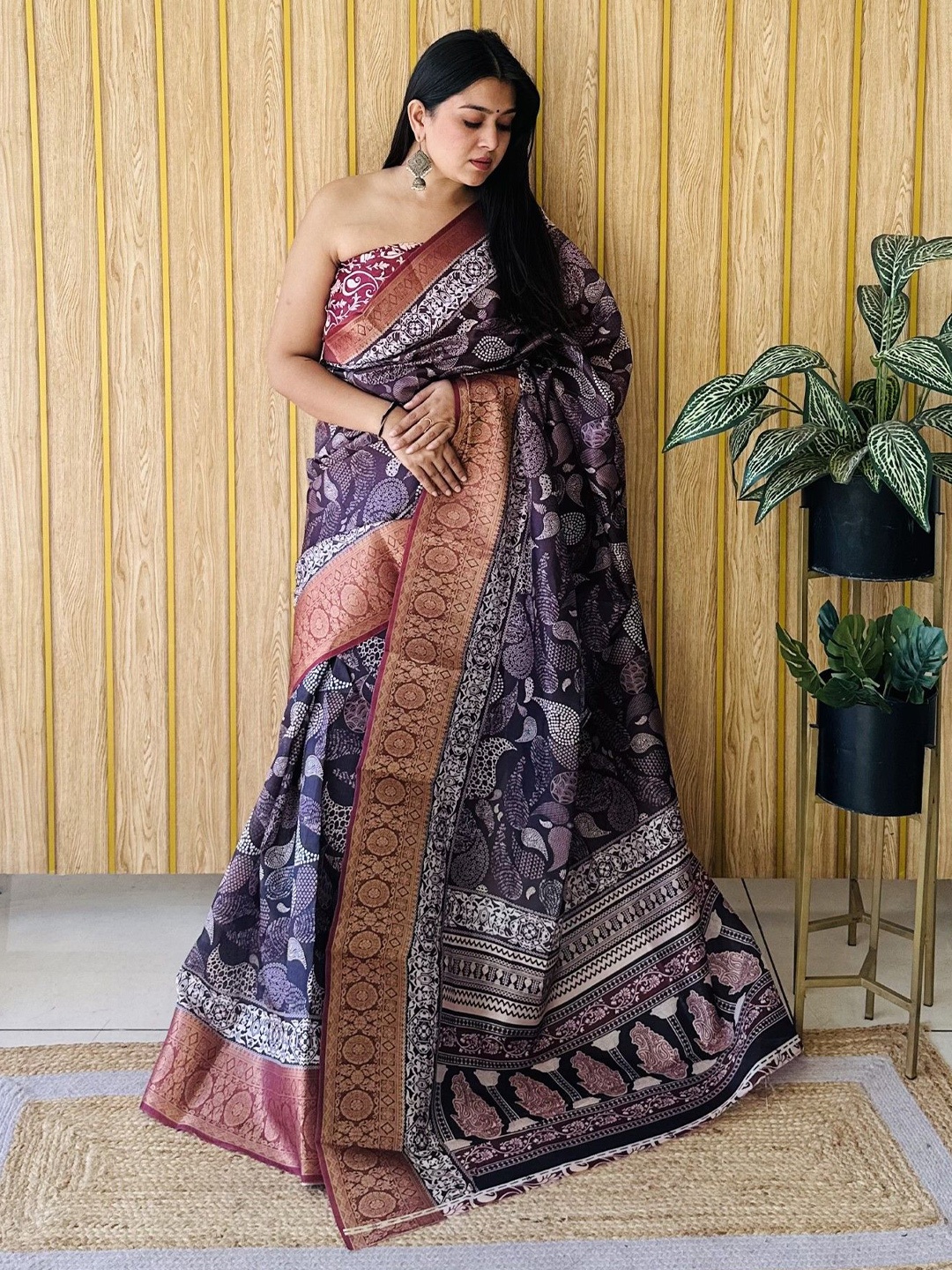 

Moda Rapido Paisley Zari Silk Blend Kanjeevaram Saree, Violet