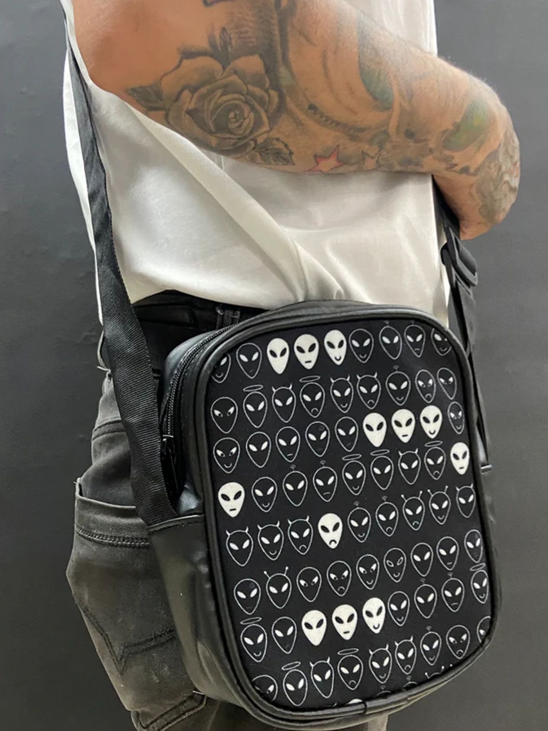 

URBAN PITARA Unisex Printed Messenger Bag, Black