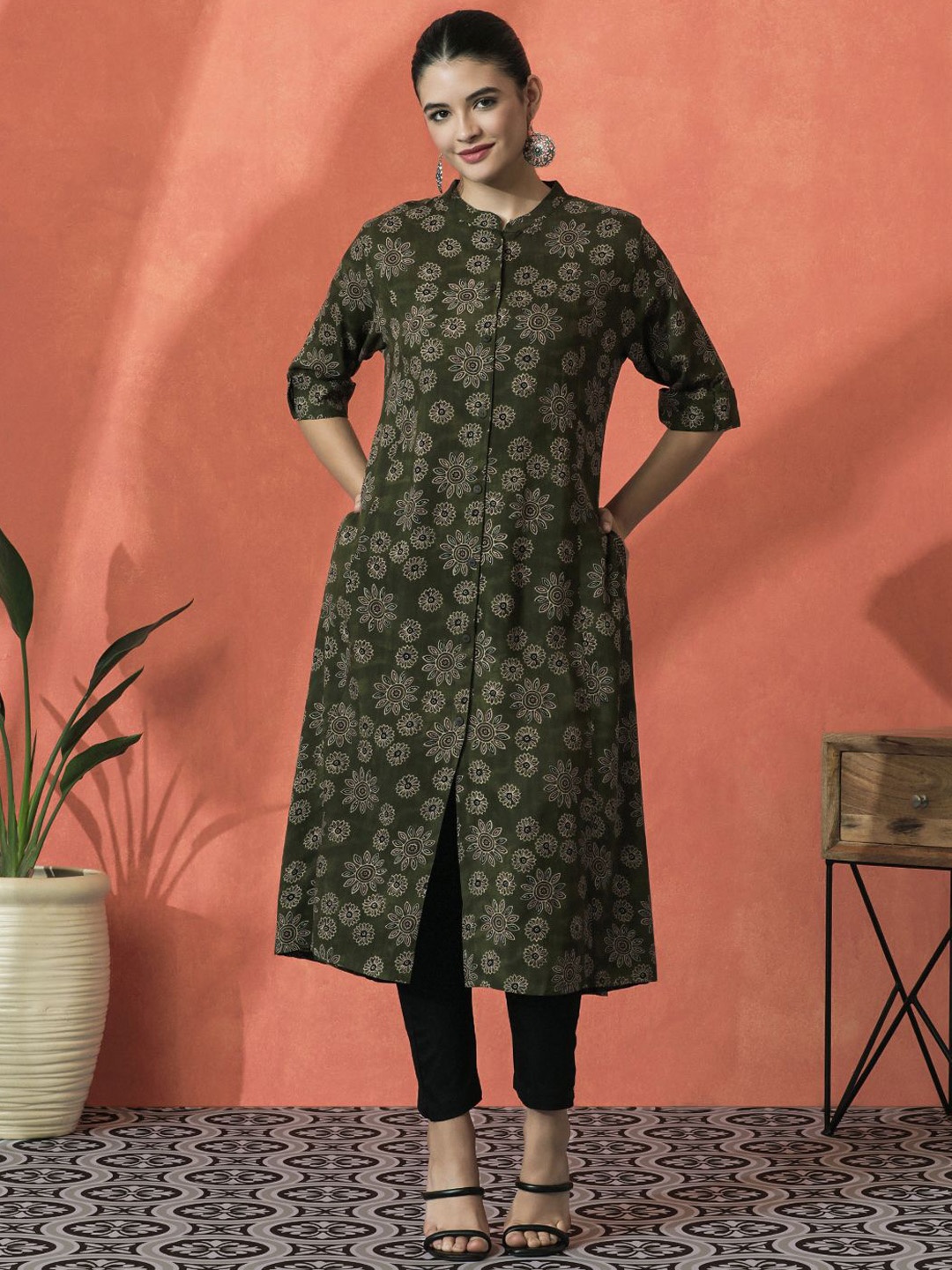 

Sangria Floral Printed Mandarin Collar Three-Quarter Sleeves Panelled A-Line Kurta, Green