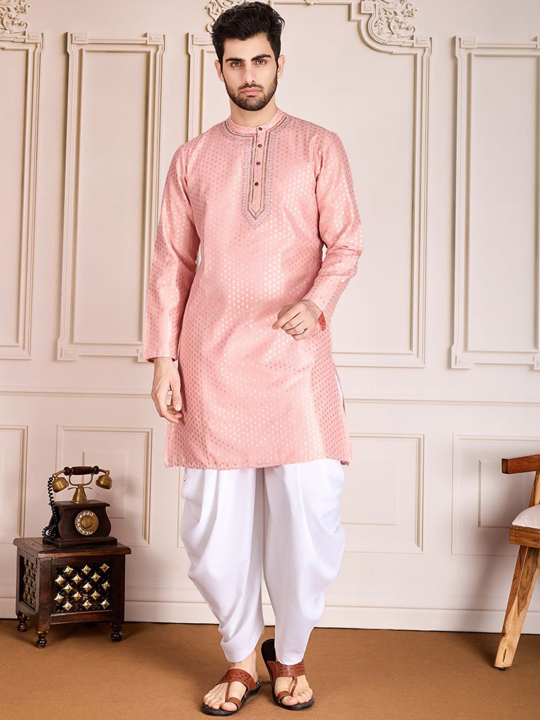

House of Pataudi Floral Woven Design Band Collar Sequnnied Straight Kurta, Peach