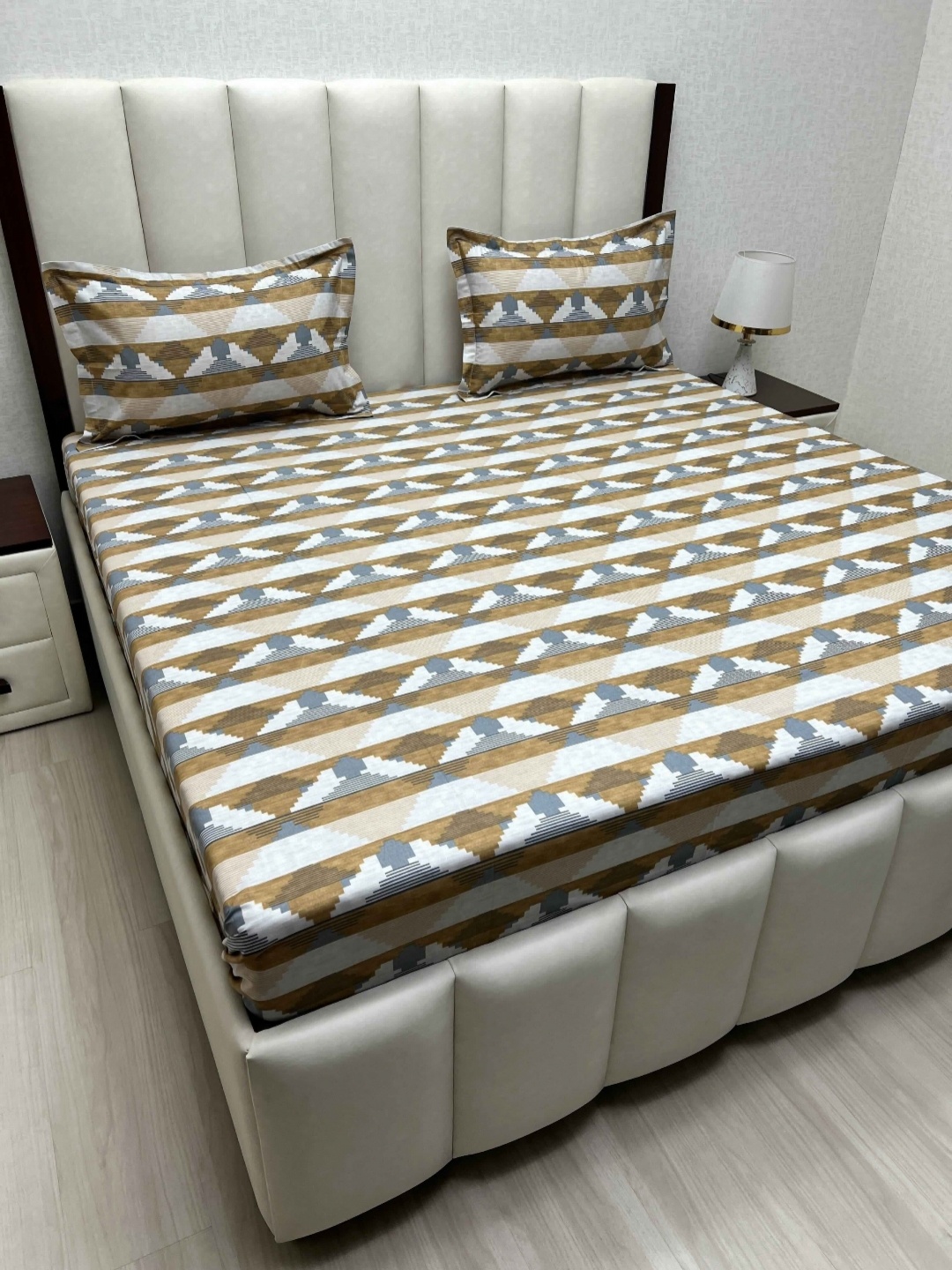 

Pure Decor Velar Brown Geometric Printed Cotton 230 TC King Bedsheet Set 2.74 m X 3.04 m