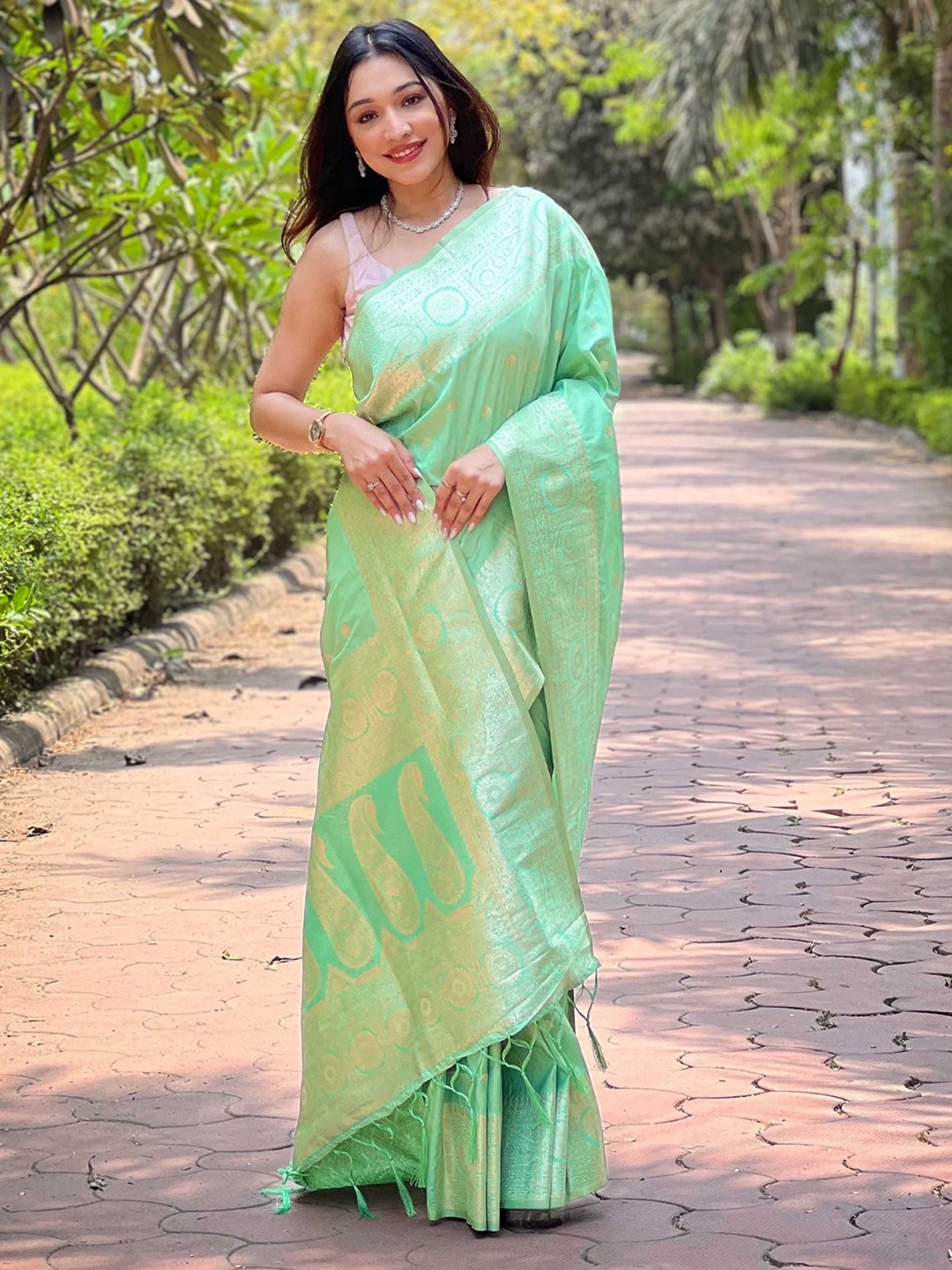 

DIVASTRI Woven Design Zari Silk Blend Banarasi Saree, Sea green