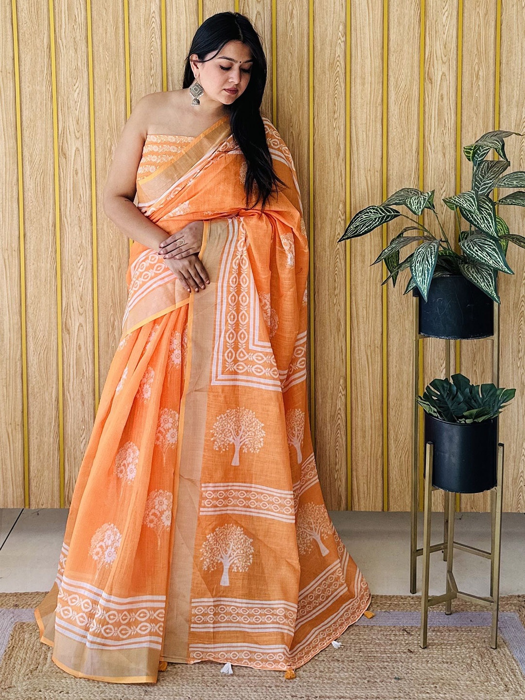 

Moda Rapido Floral Zari Saree, Orange