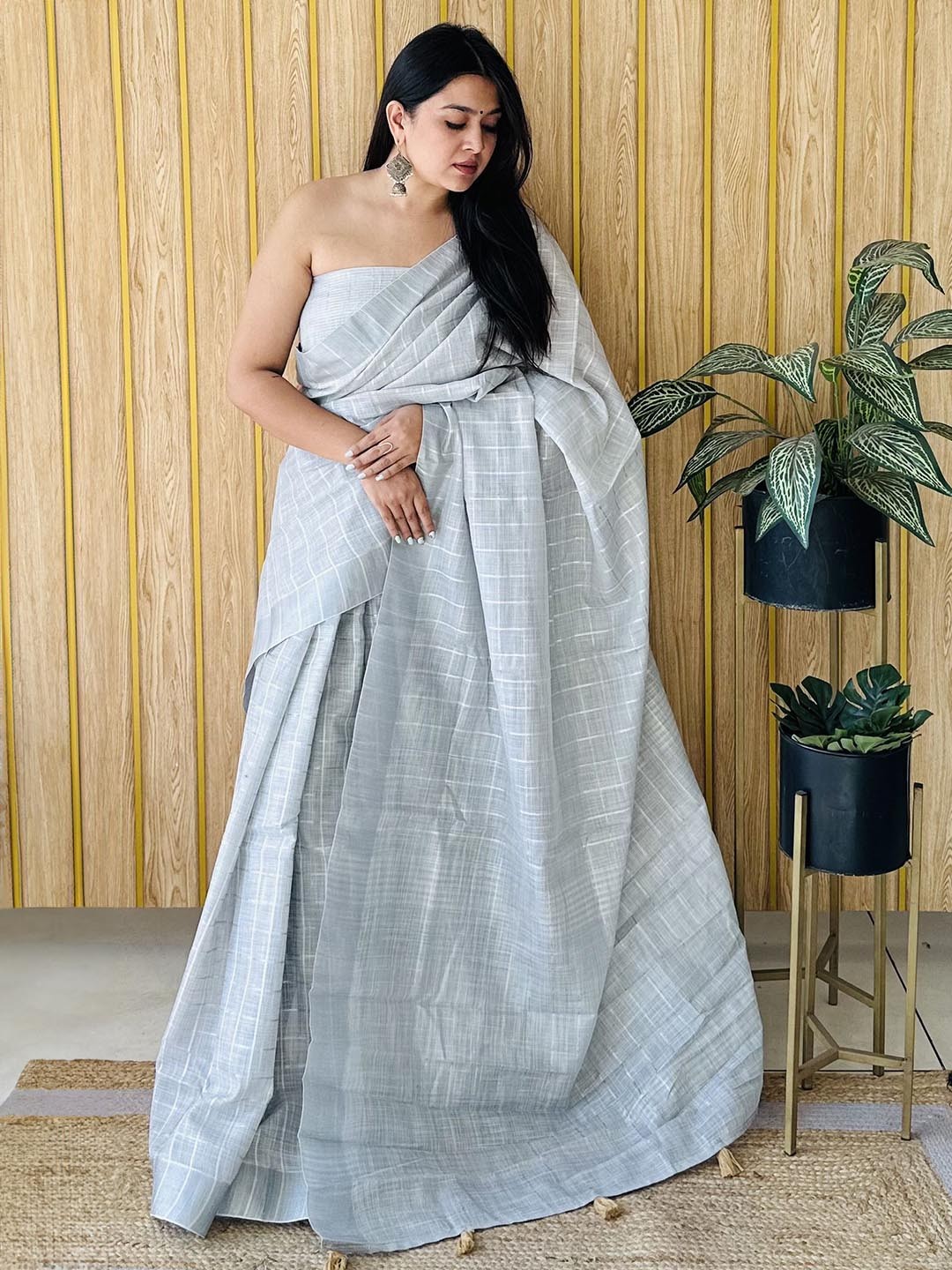 

Moda Rapido Checked Zari Silk Blend Saree, Grey