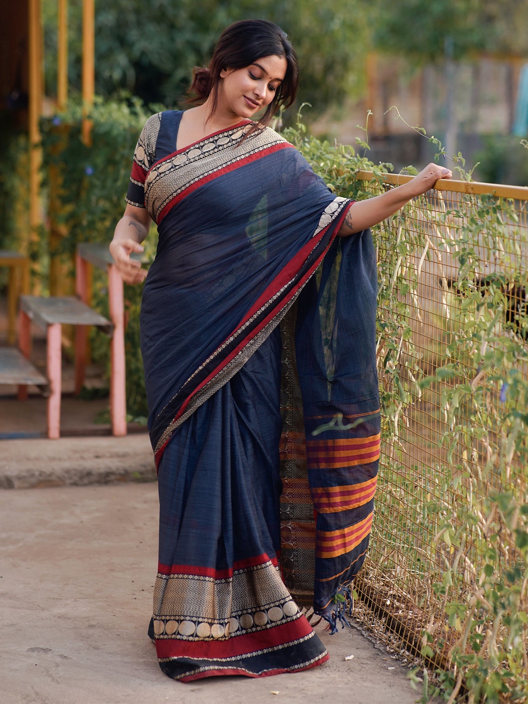

DEVIKA TEXTILES Woven Design Zari Pure Cotton Narayan Peth Saree, Metallic