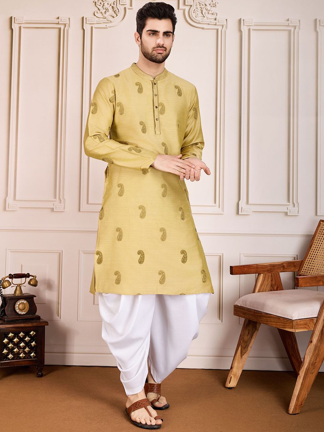 

House of Pataudi Paisley Embroidered Mandarin Collar Zari Work Straight Kurta, Beige