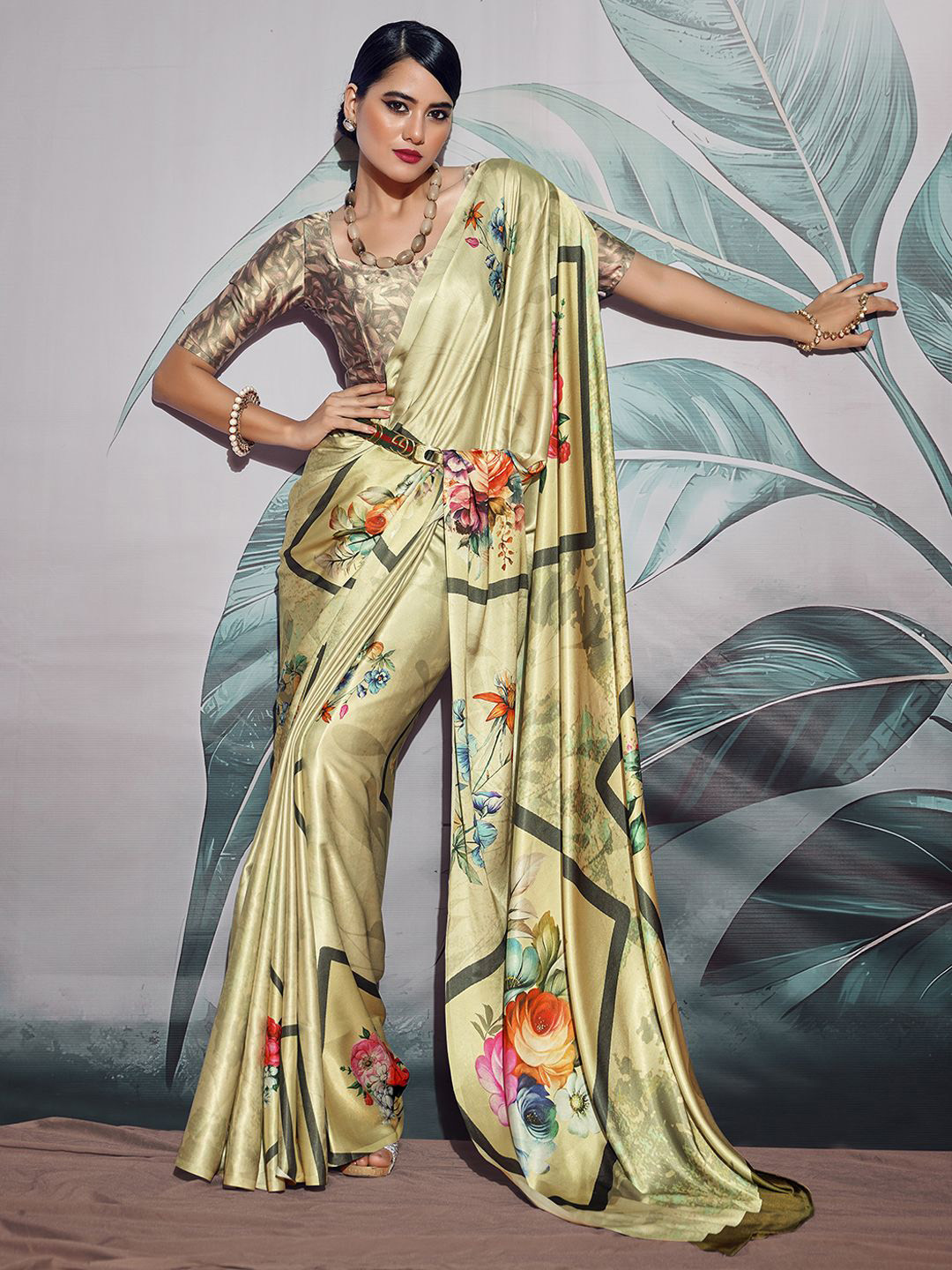 

DIVASTRI Women Floral Satin Printed Saree, Green