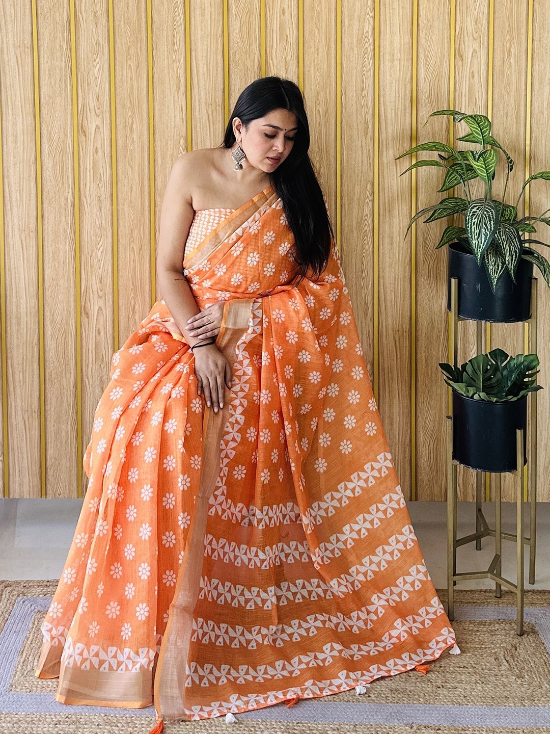 

Moda Rapido Floral Zari Saree, Orange