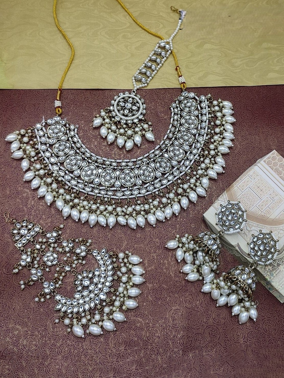 

YUZI JEWELLS Gold-Plated Kundan-Studded & Beaded Jewellery Set