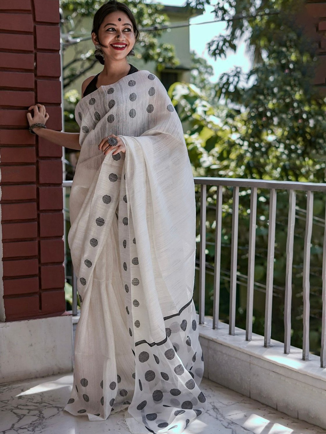 

A TO Z CART Banarasi Saree, White