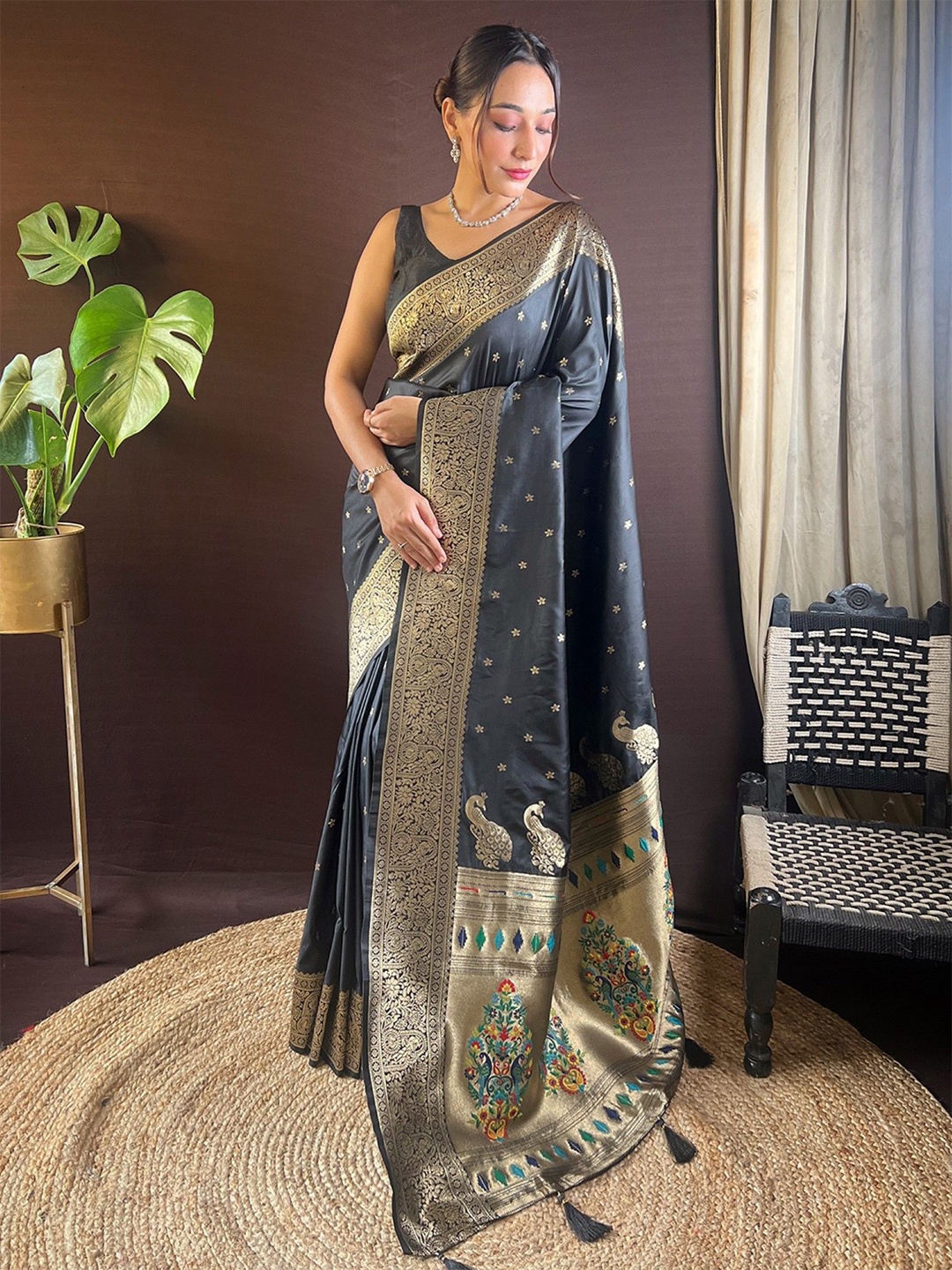 

DIVASTRI Woven Design Zari Paithani Saree, Black