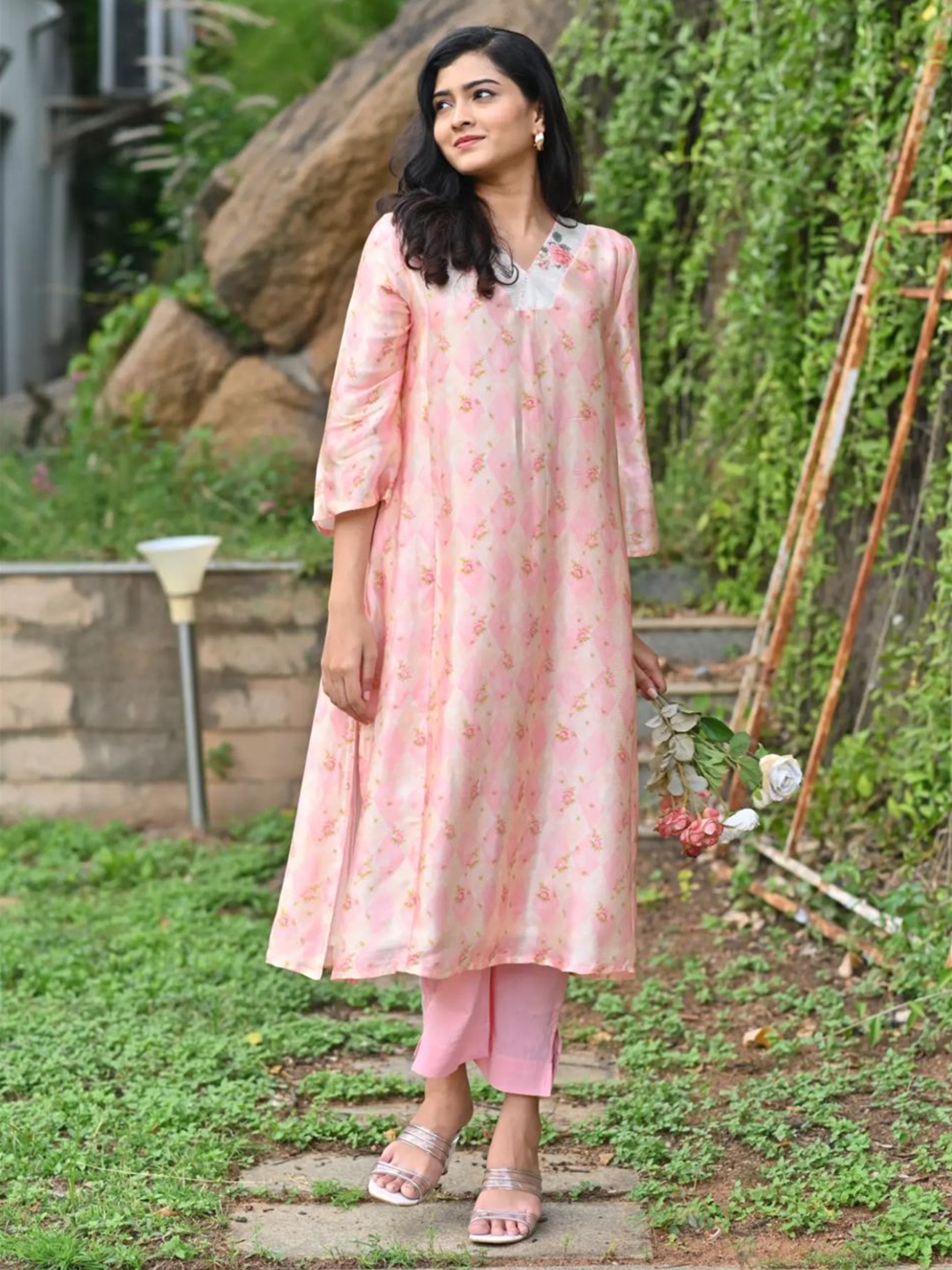 

KUHOOCO Women Floral Printed Regular Pure Silk Kurta with Trousers, Pink