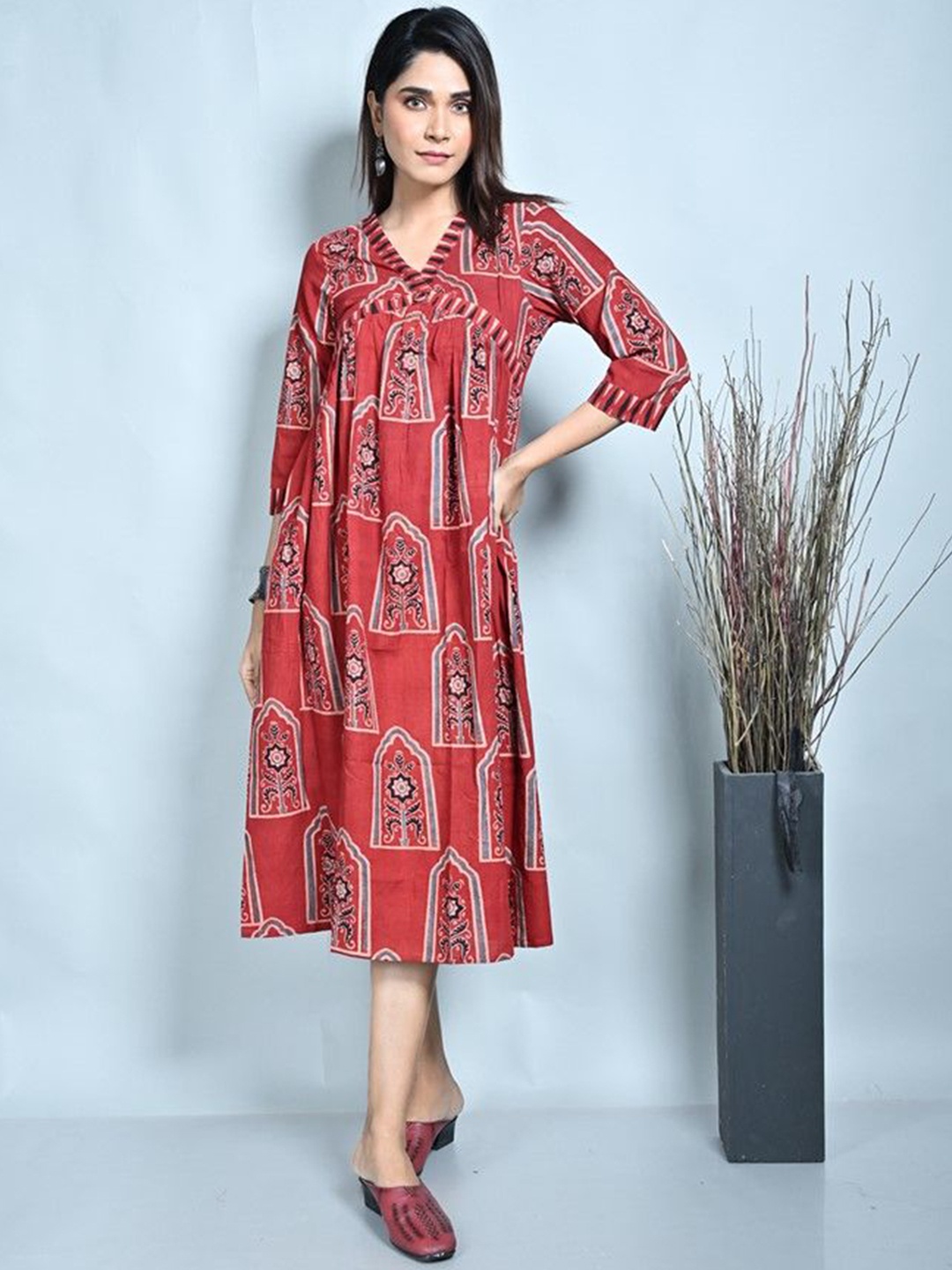 

Earthwear Floral Printed V-Neck A-Line Kurta, Red