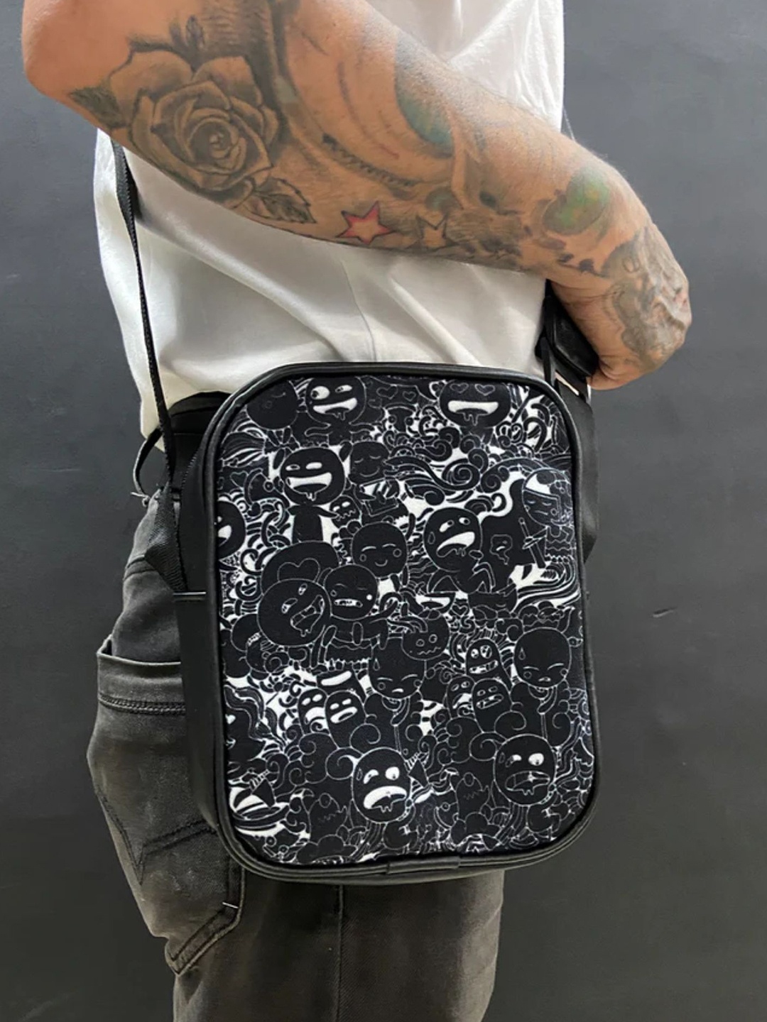 

URBAN PITARA Unisex Printed Messenger Bag, Black