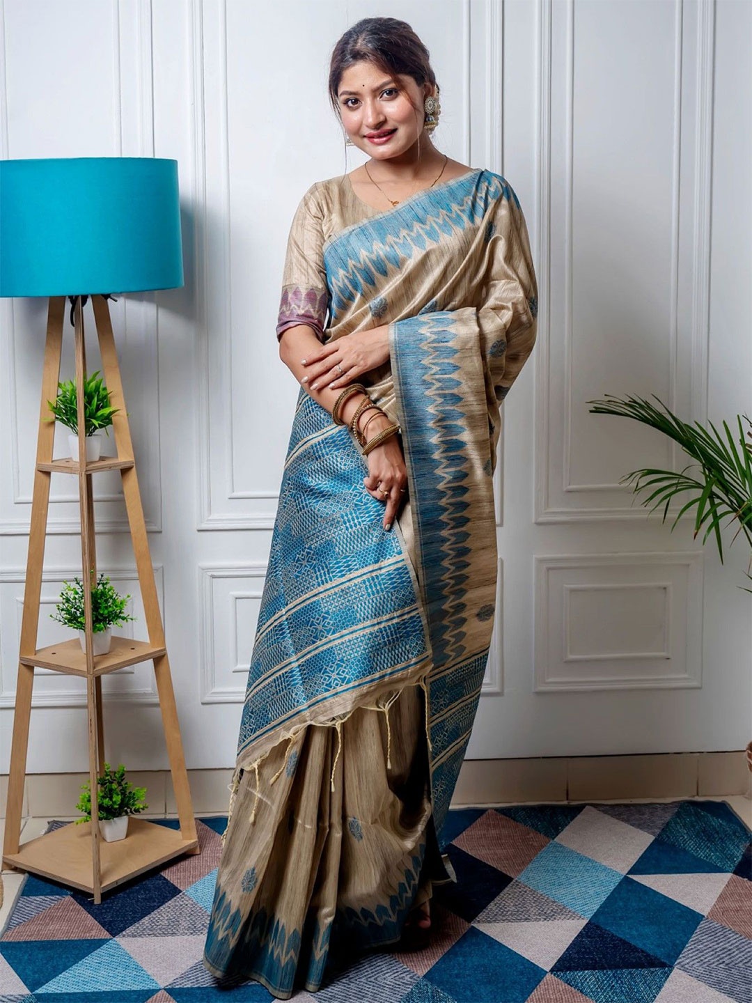 

DIVASTRI Woven Design Tussar Saree, Khaki