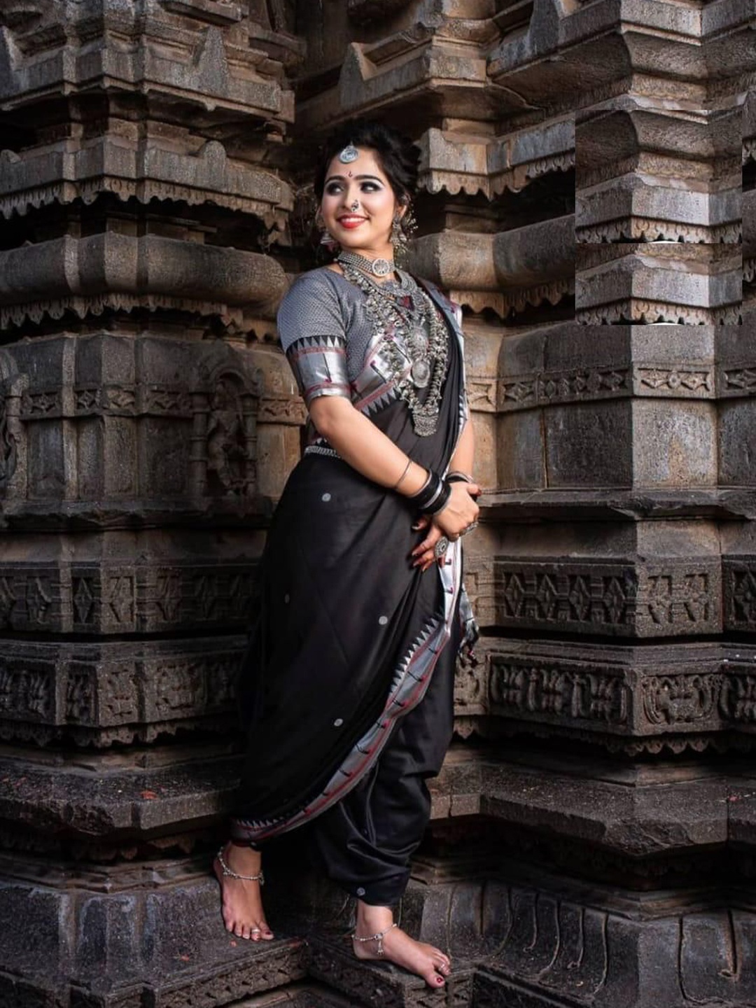 

JULEE Woven Design Zari Pure Silk Banarasi Saree, Black