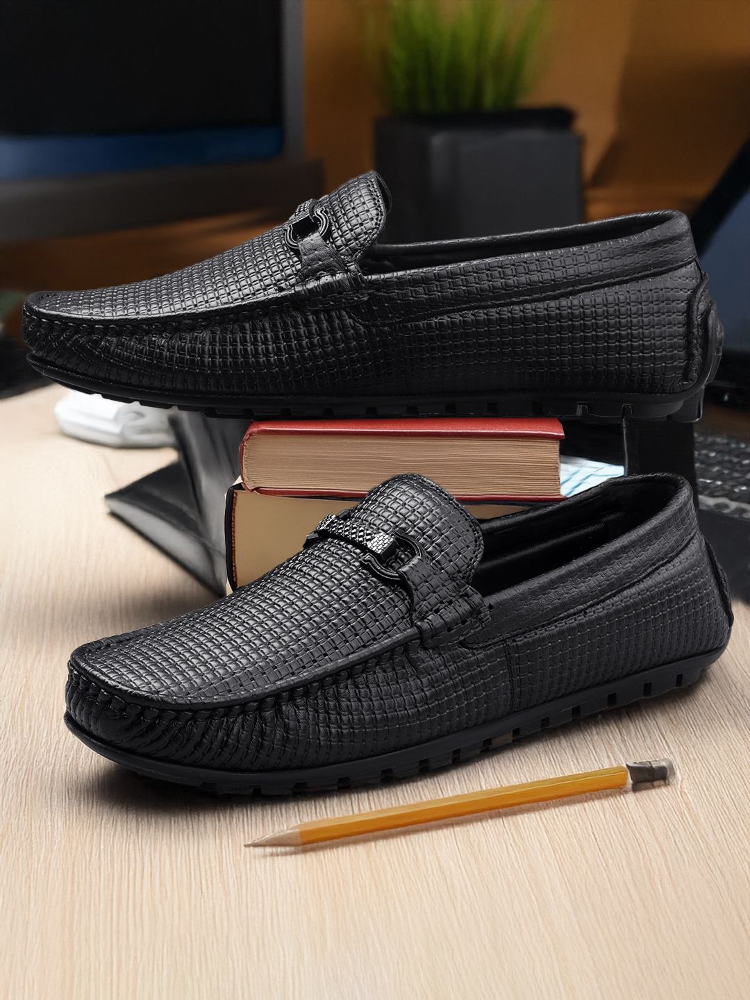 

The Roadster Lifestyle Co Men Textured Leather Loafers, Black