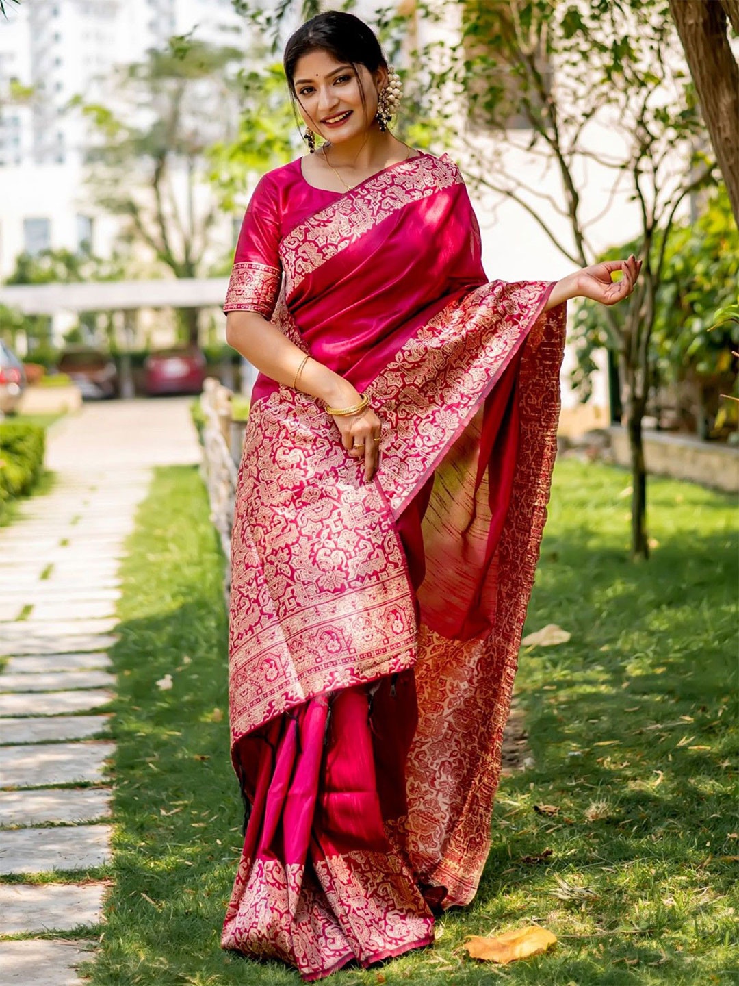 

DIVASTRI Woven Design Saree With Unstitched Blouse Piece, Pink
