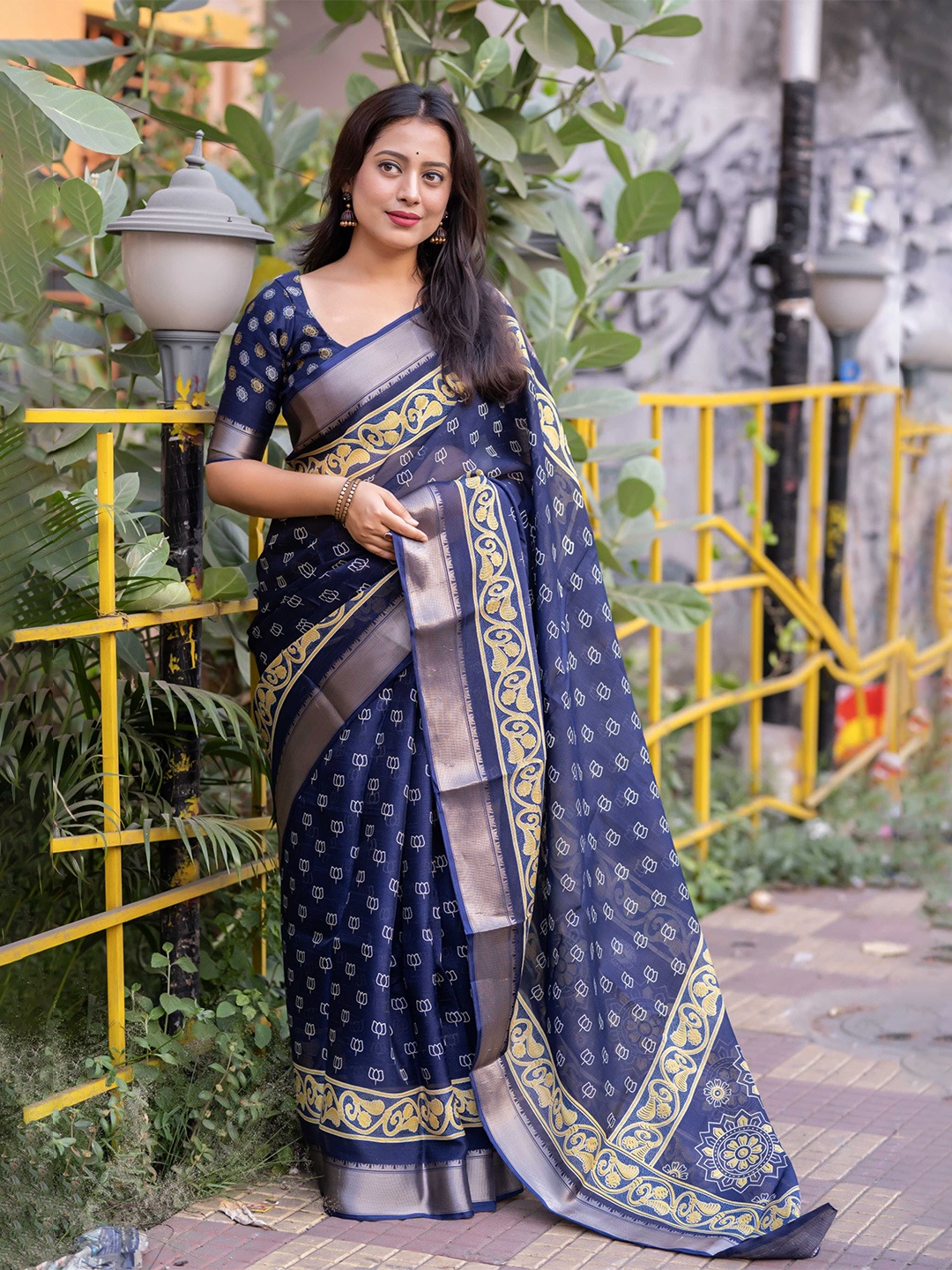 

DIVASTRI Floral Printed Zari Saree, Blue