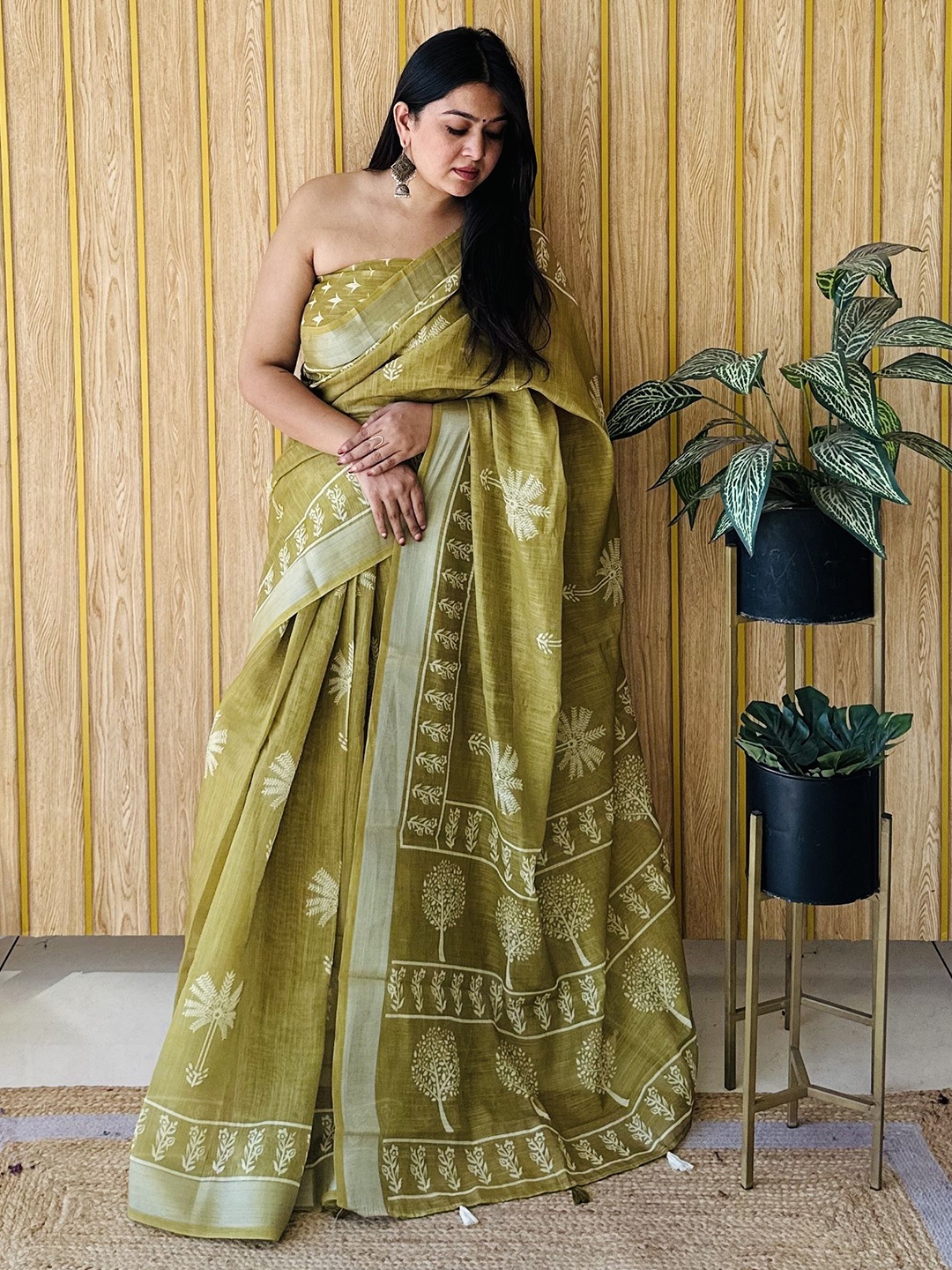 

Moda Rapido Floral Zari Saree, Olive