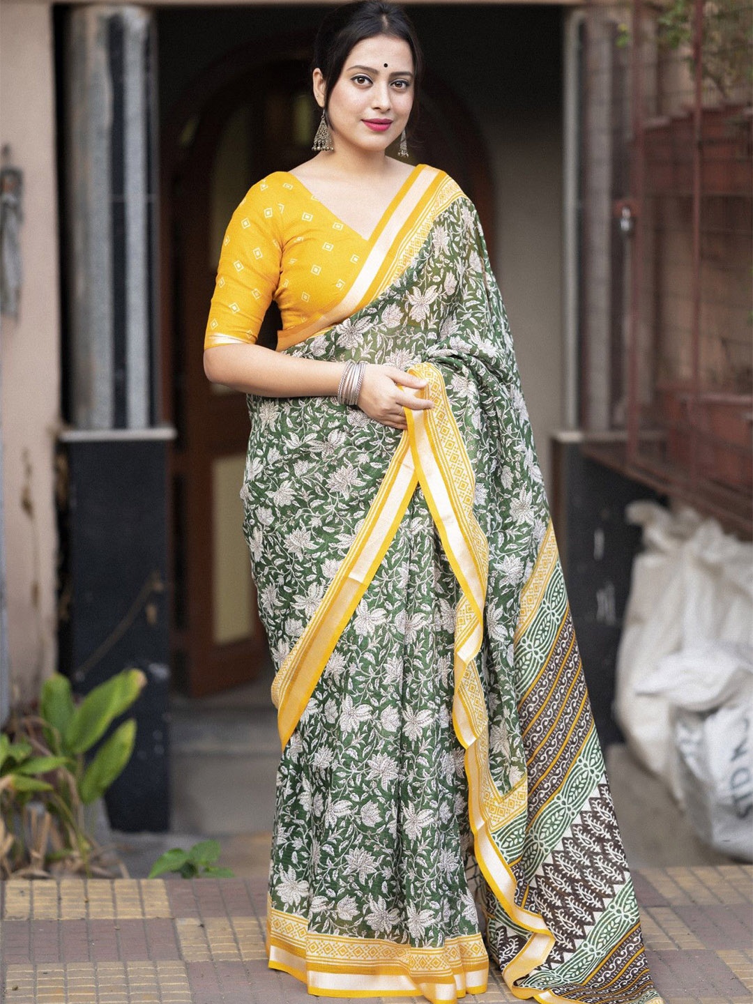 

DIVASTRI Floral Zari Silk Blend Kota Saree, Green