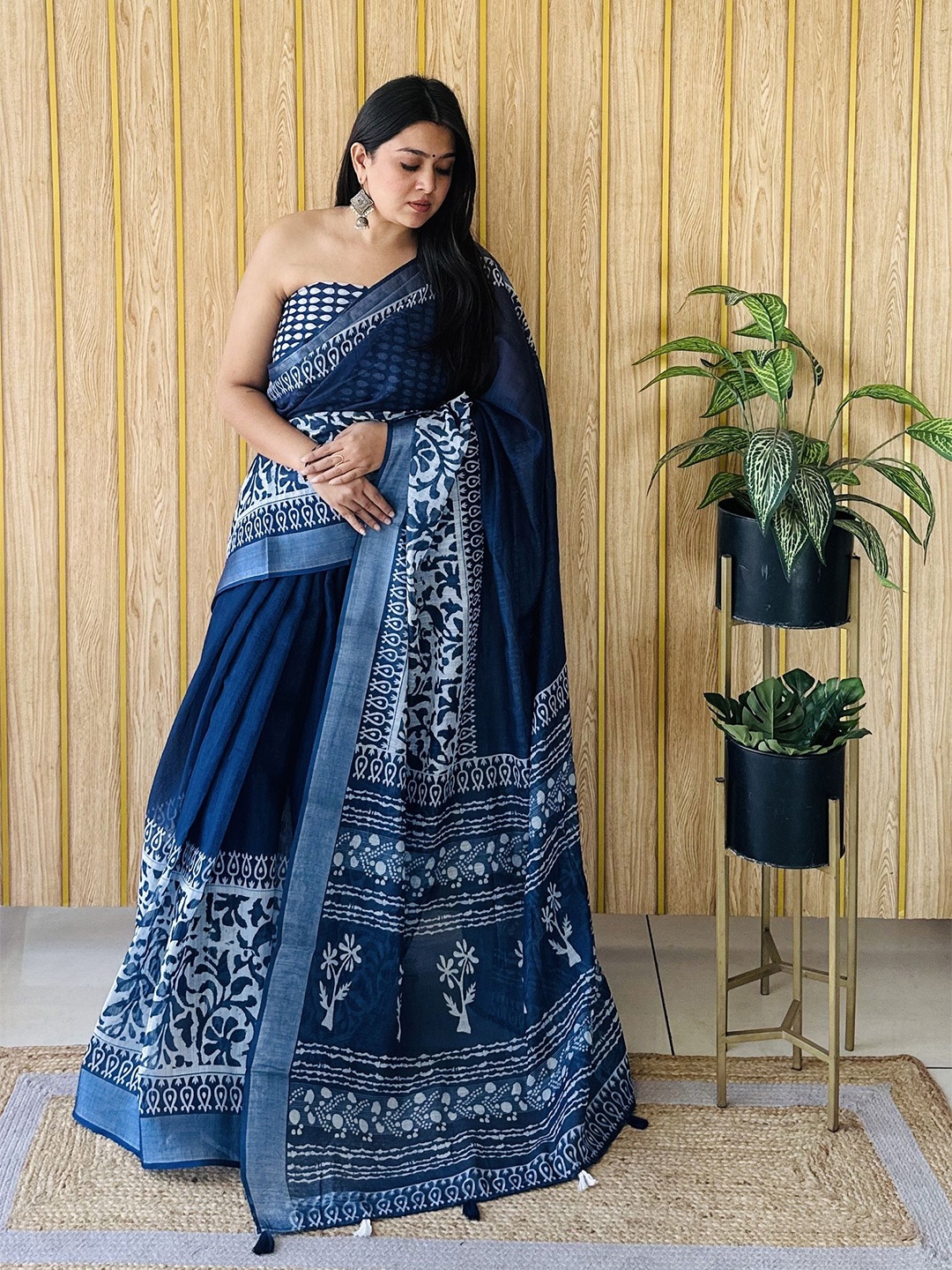 

Moda Rapido Floral Zari Saree, Blue