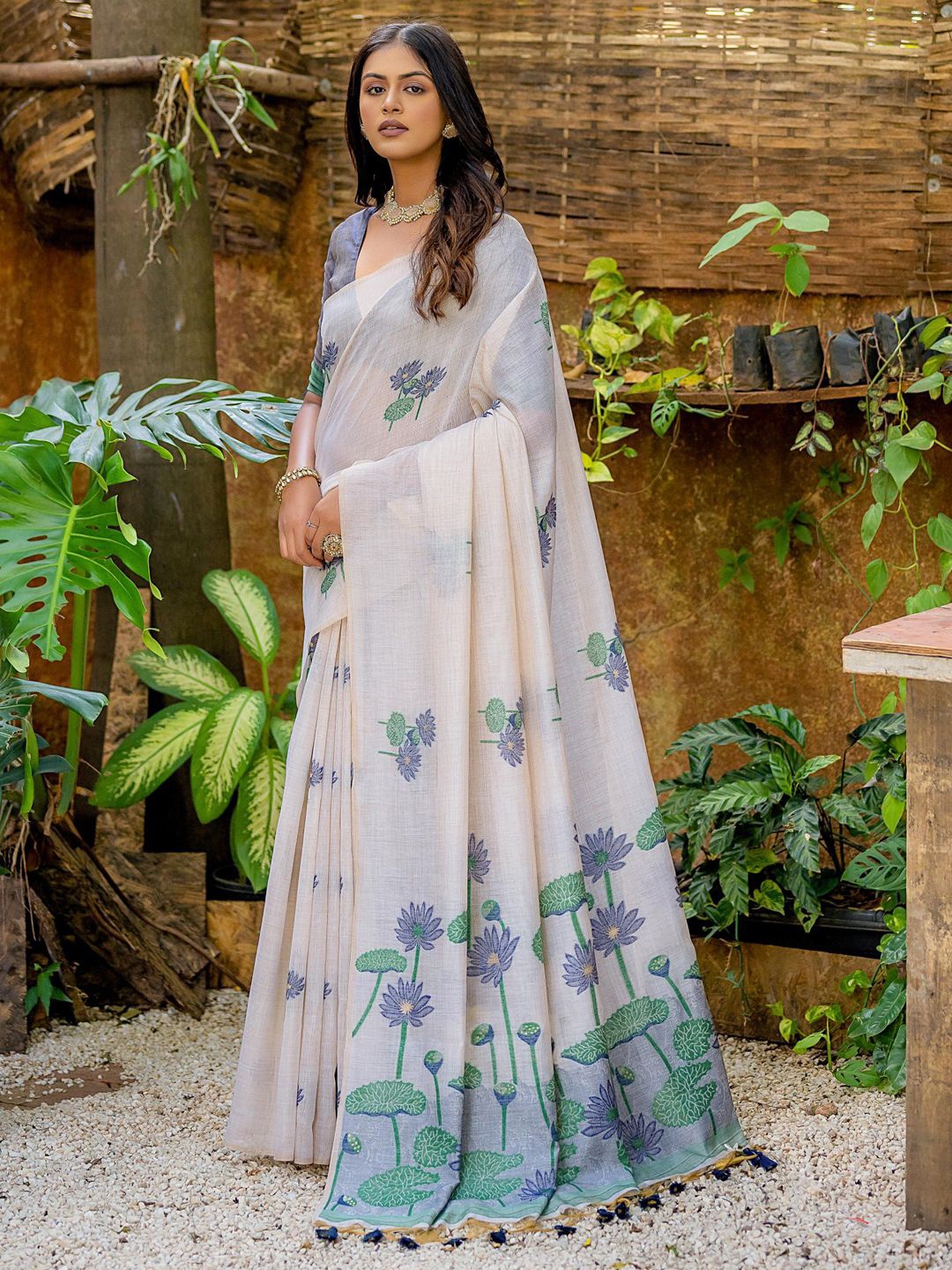 

DIVASTRI Floral Printed Saree, White