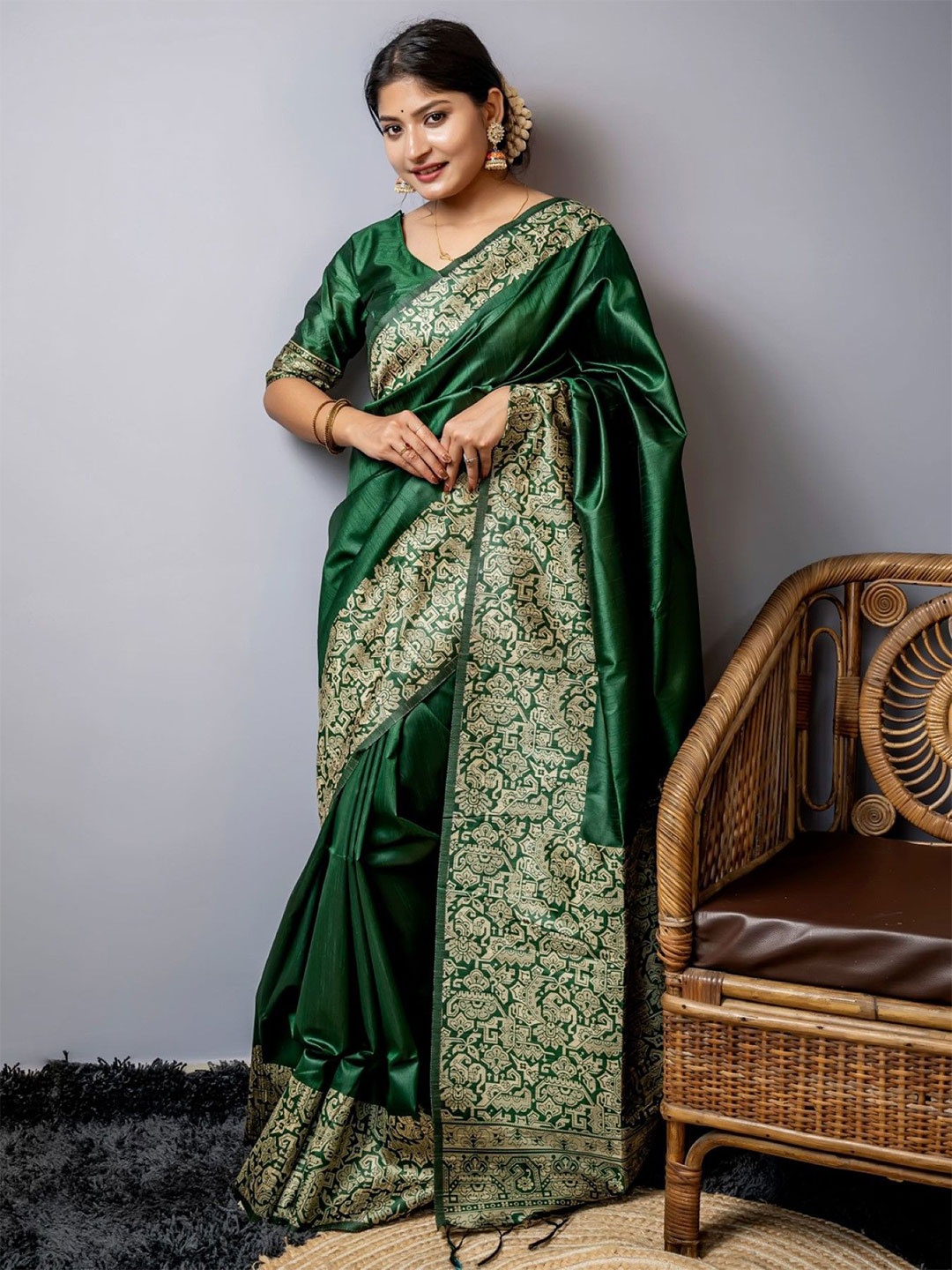 

DIVASTRI Ethnic Motifs Woven Design Saree With Unstitched Blouse Piece, Green