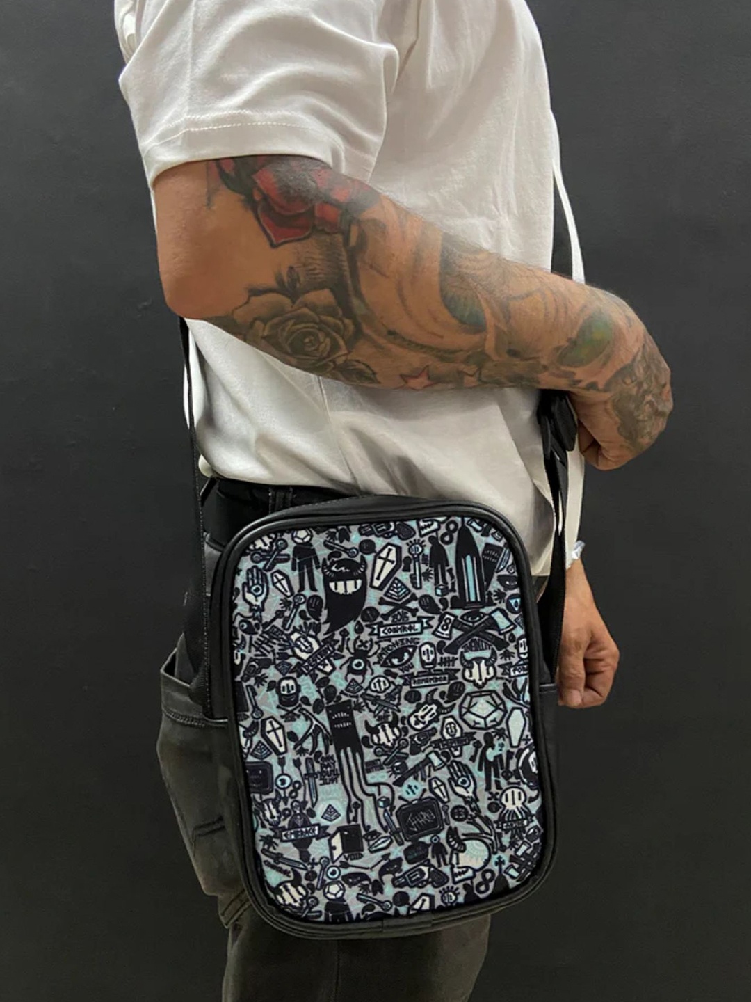 

URBAN PITARA Unisex Printed Messenger Bag, Black