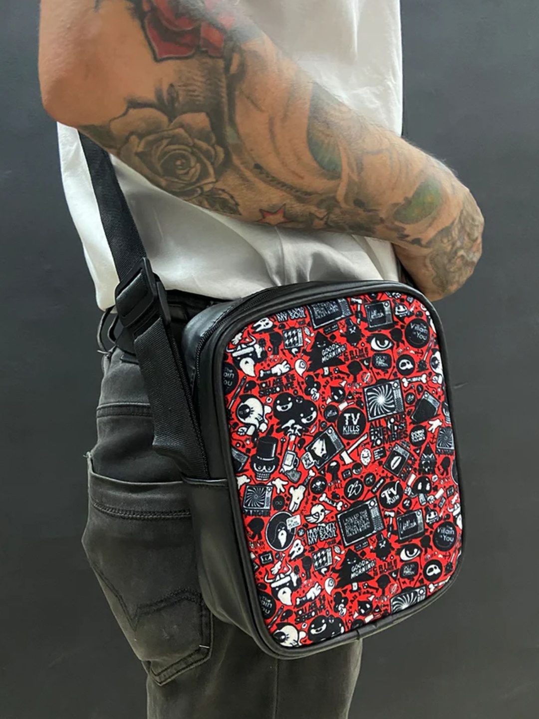 

URBAN PITARA Unisex Printed Messenger Bag, Black
