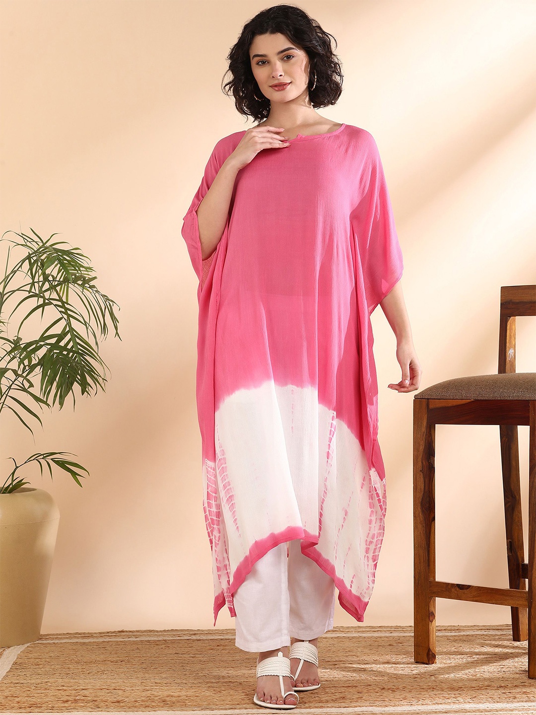 

Maaesa Colourblocked Flared Sleeves Kaftan Kurta, Pink