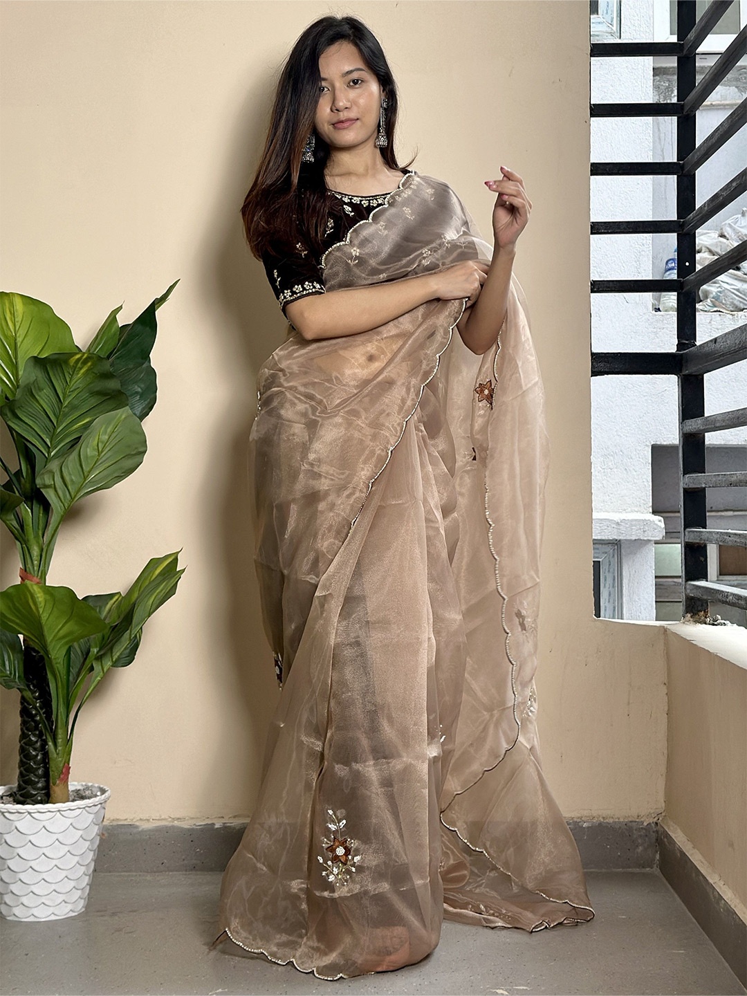 

DIVASTRI Floral Printed Sequinned Organza Saree, Beige