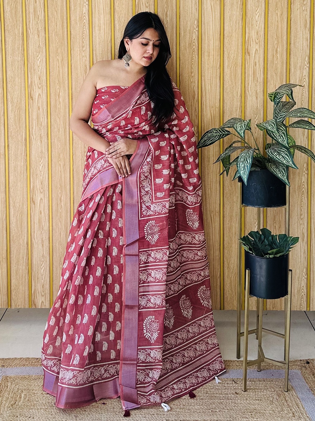 

Moda Rapido Floral Zari Saree, Pink