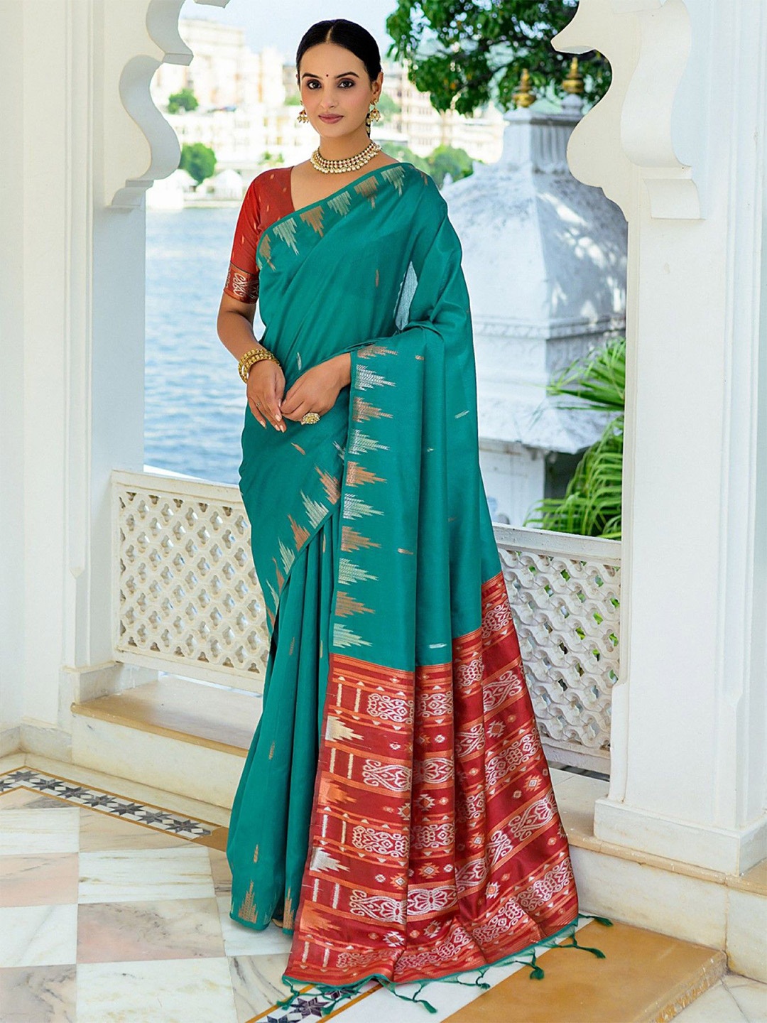 

DIVASTRI Woven Design Tussar Saree, Green