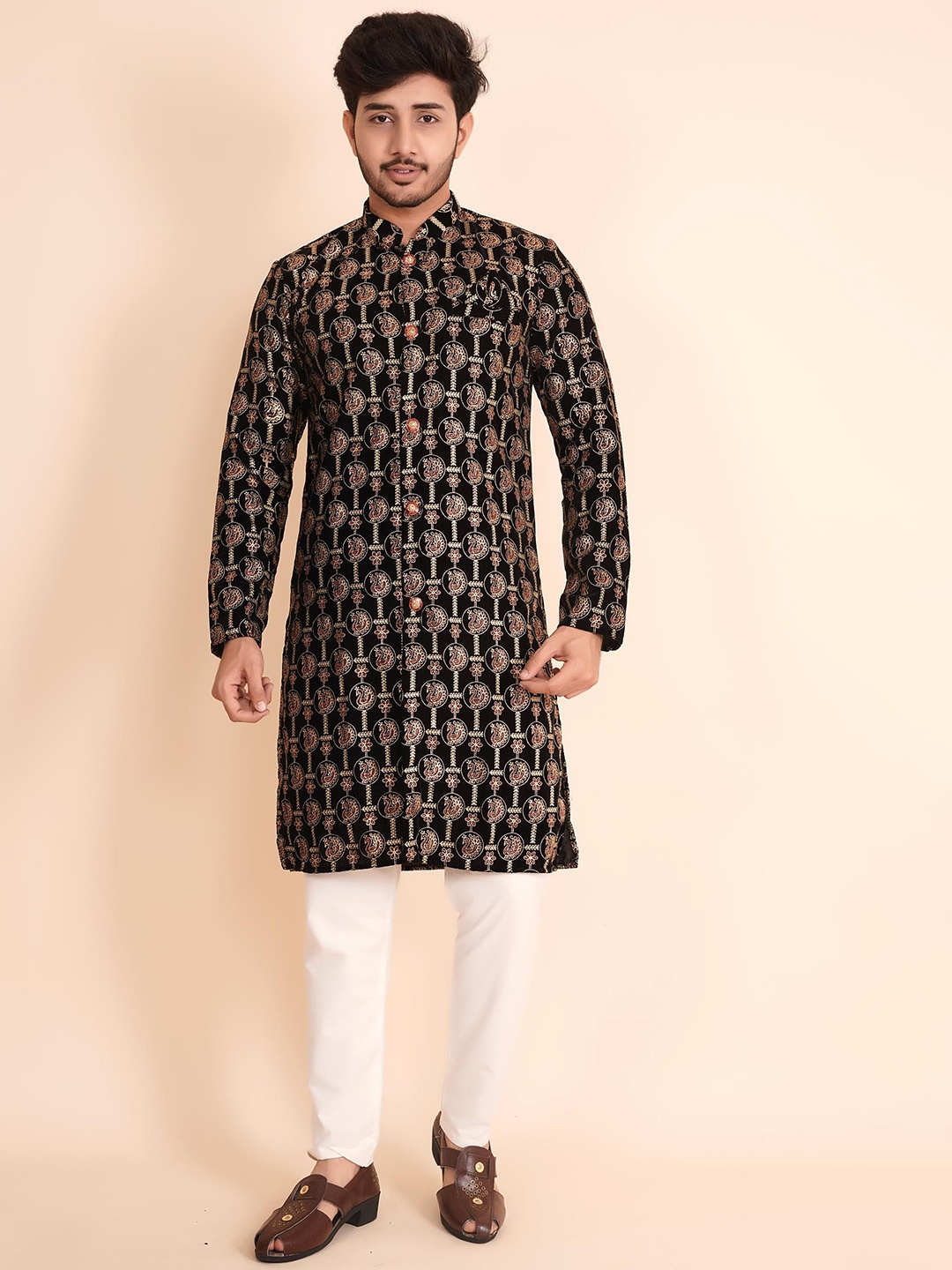 

BLURR Ethnic Motifs Embroidered Thread Work Mandarian Collar Velvet Straight Kurta, Black