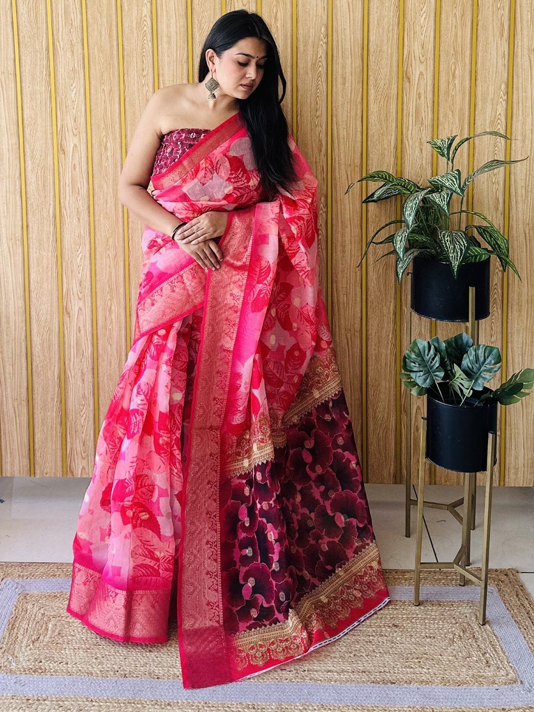

Moda Rapido Floral Zari Silk Blend Saree, Red