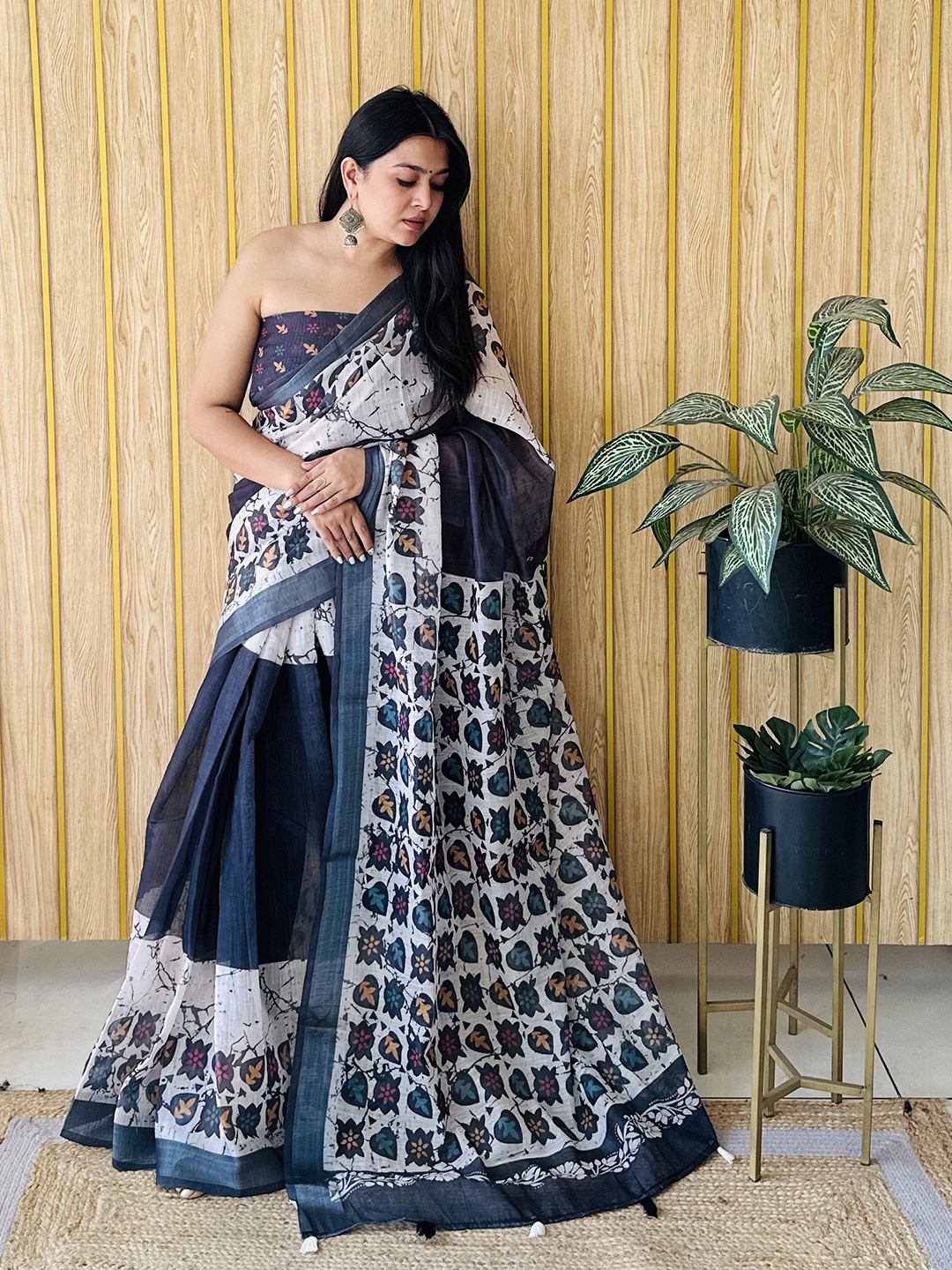 

Moda Rapido Floral Zari Saree, Blue