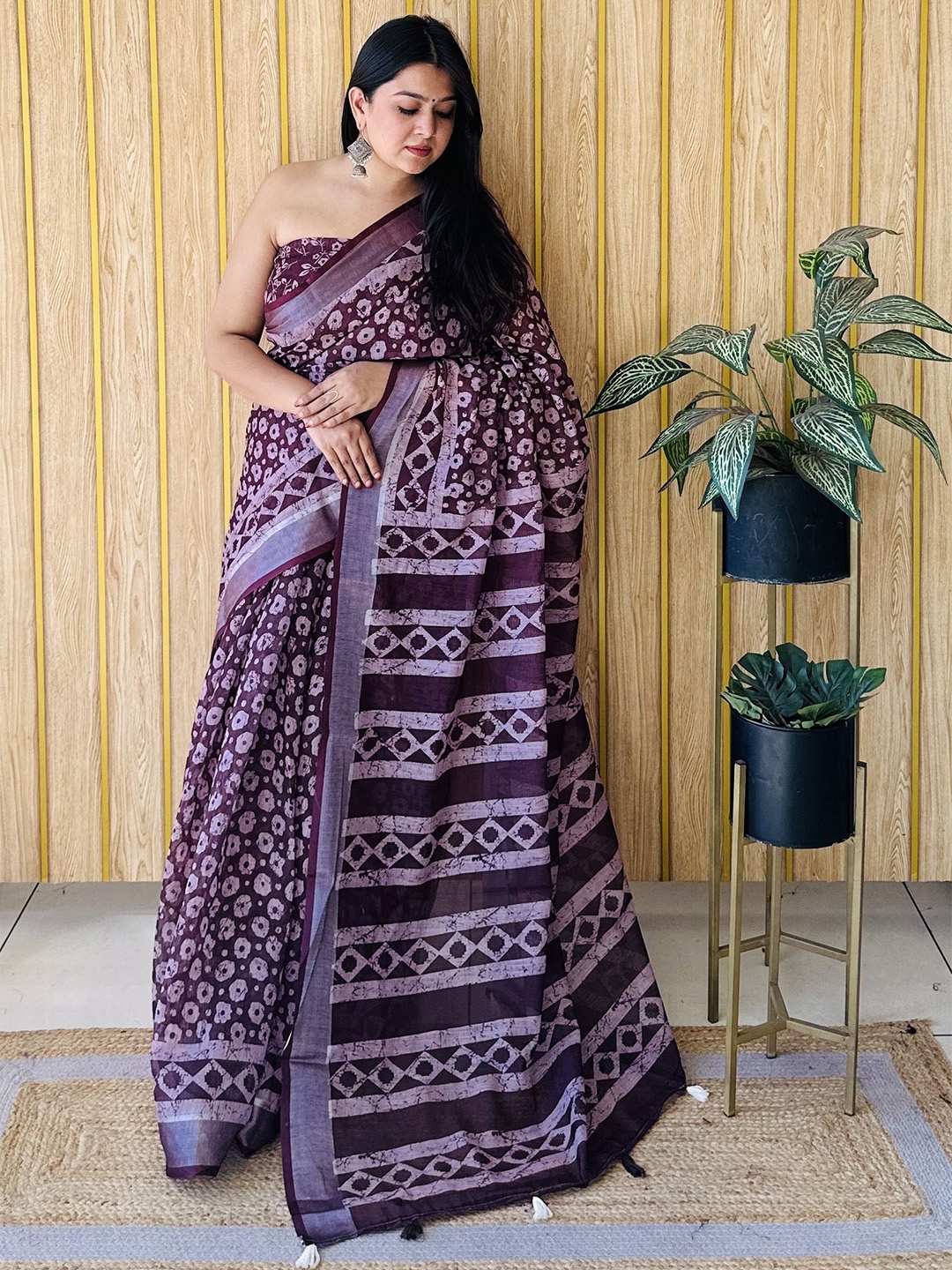 

Moda Rapido Floral Zari Saree, Purple
