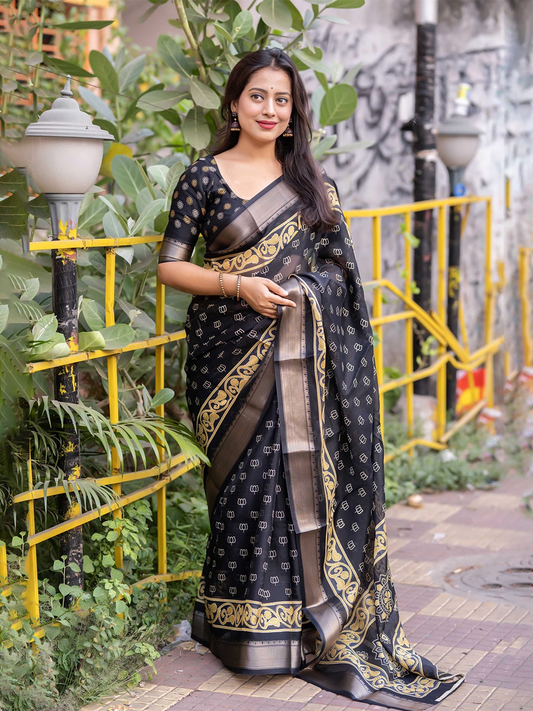 

DIVASTRI Floral Zari Saree, Black