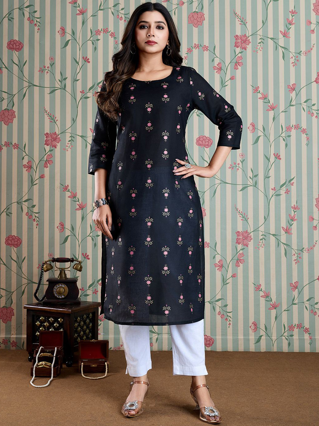 

Ode by House of Pataudi Floral Printed Round Neck Straight Kurta, Black