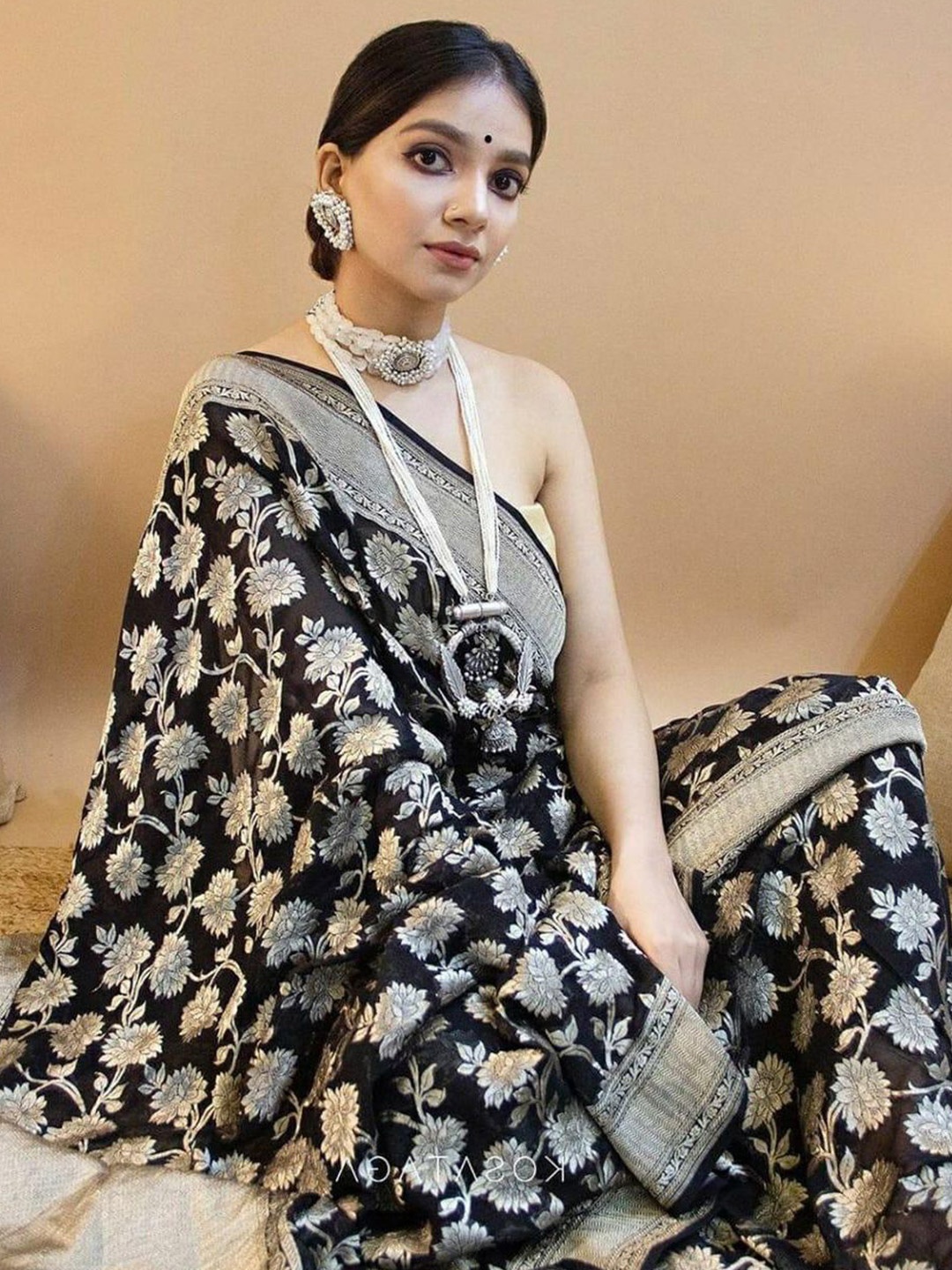 

LADY SHOPI Woven Design Zari Pure Silk Banarasi Saree, Black